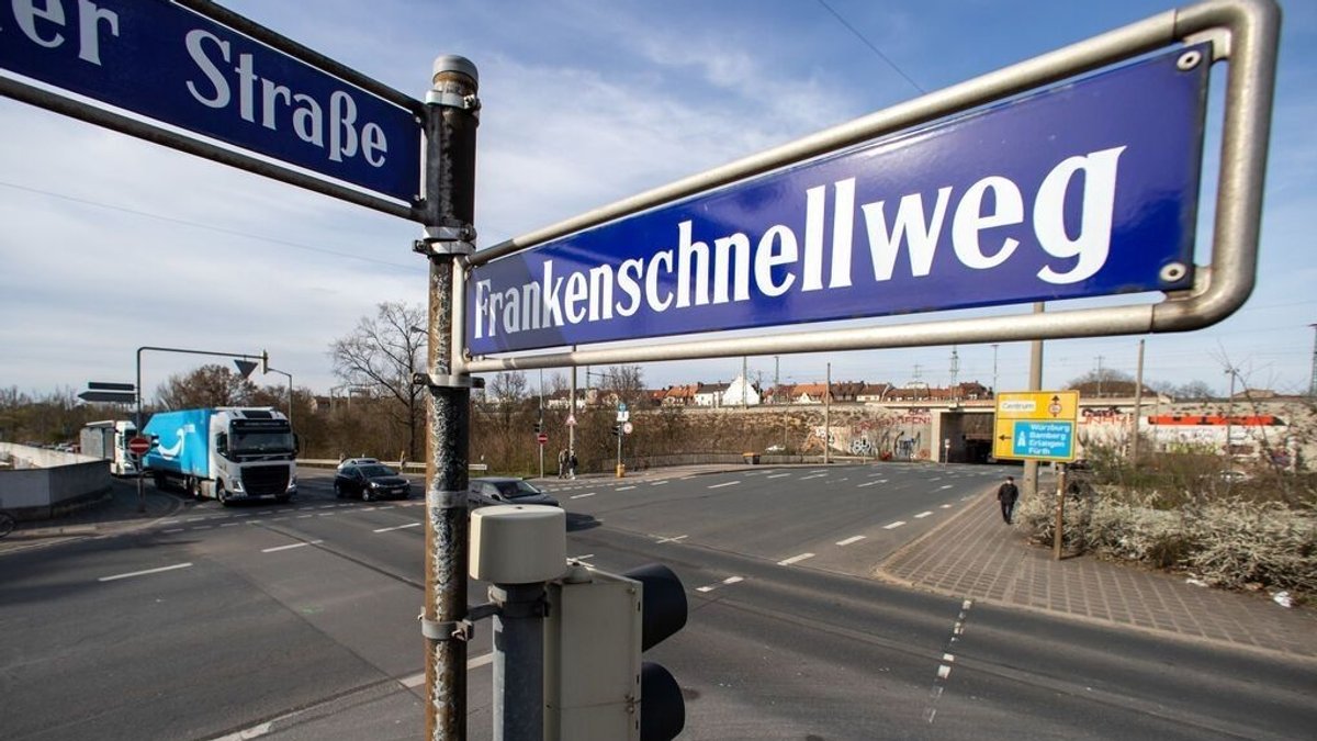 Straßenschild an einer Kreuzung am Frankenschnellweg in Nürnberg