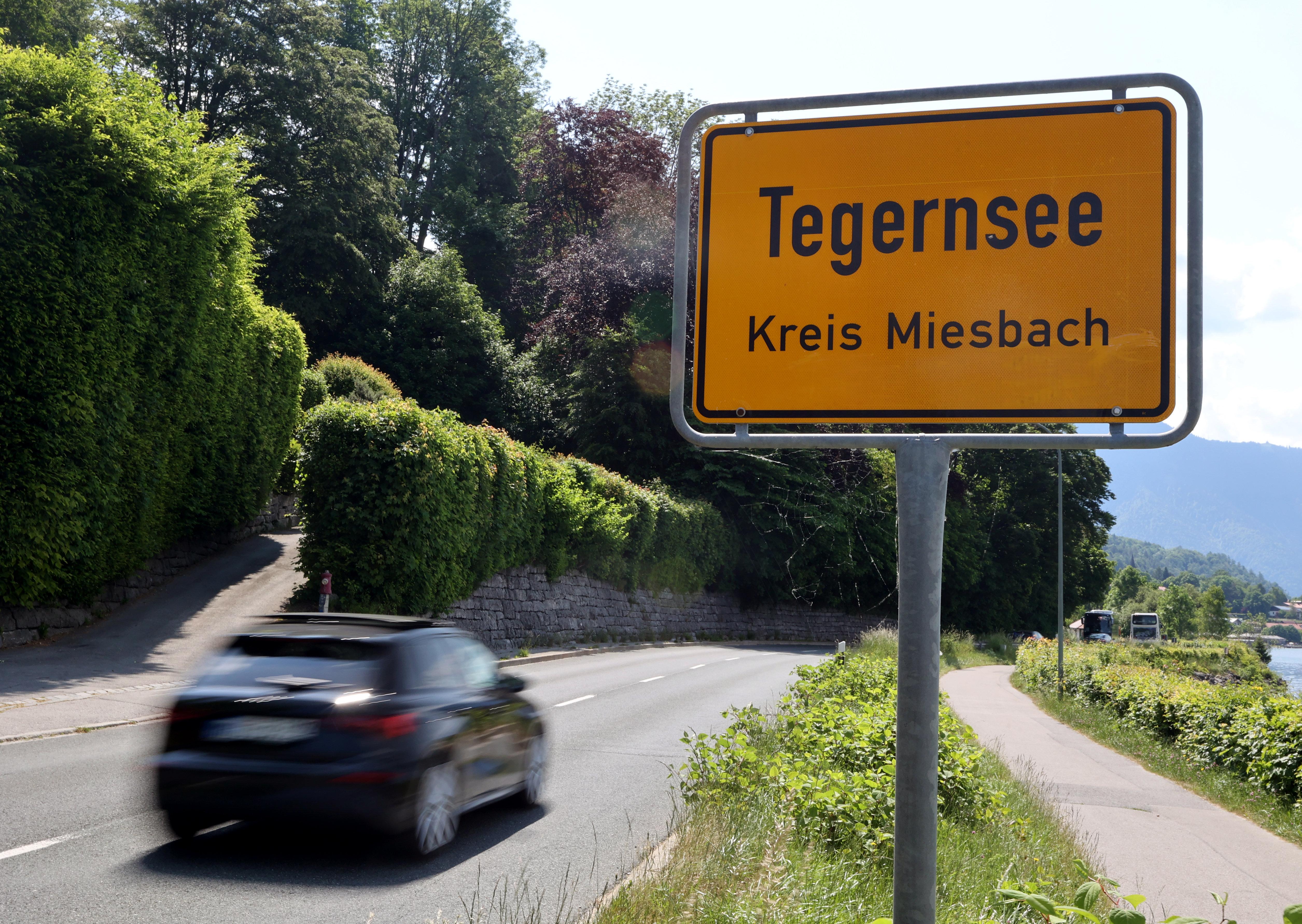 Ein Kleinwagen fährt an einem Ortschild im Landkreis Miesbach vorbei