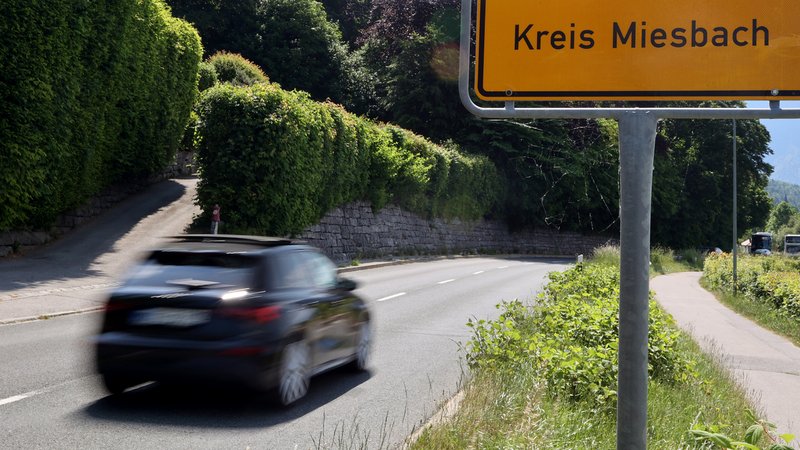 Ein Kleinwagen fährt an einem Ortschild im Landkreis Miesbach vorbei