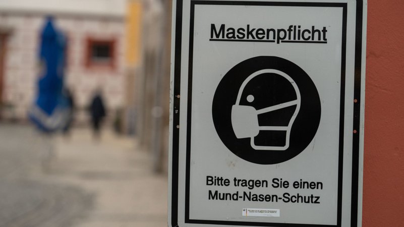 Ein Schild weist in der Coburger Innenstadt auf die Maskenpflicht hin. 