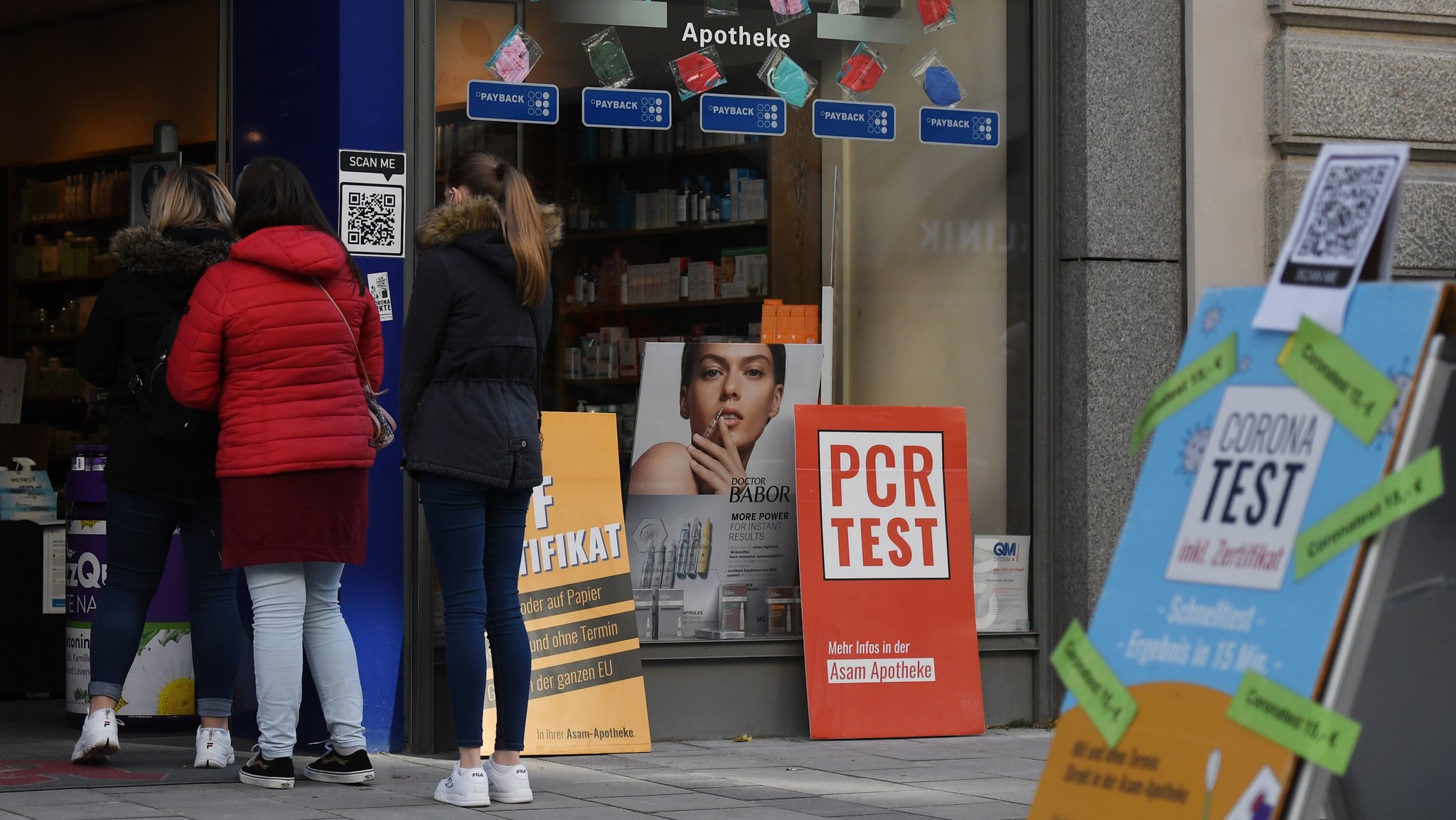 Eine Apotheke wirbt mit PCR- und Corona-Schnelltests.