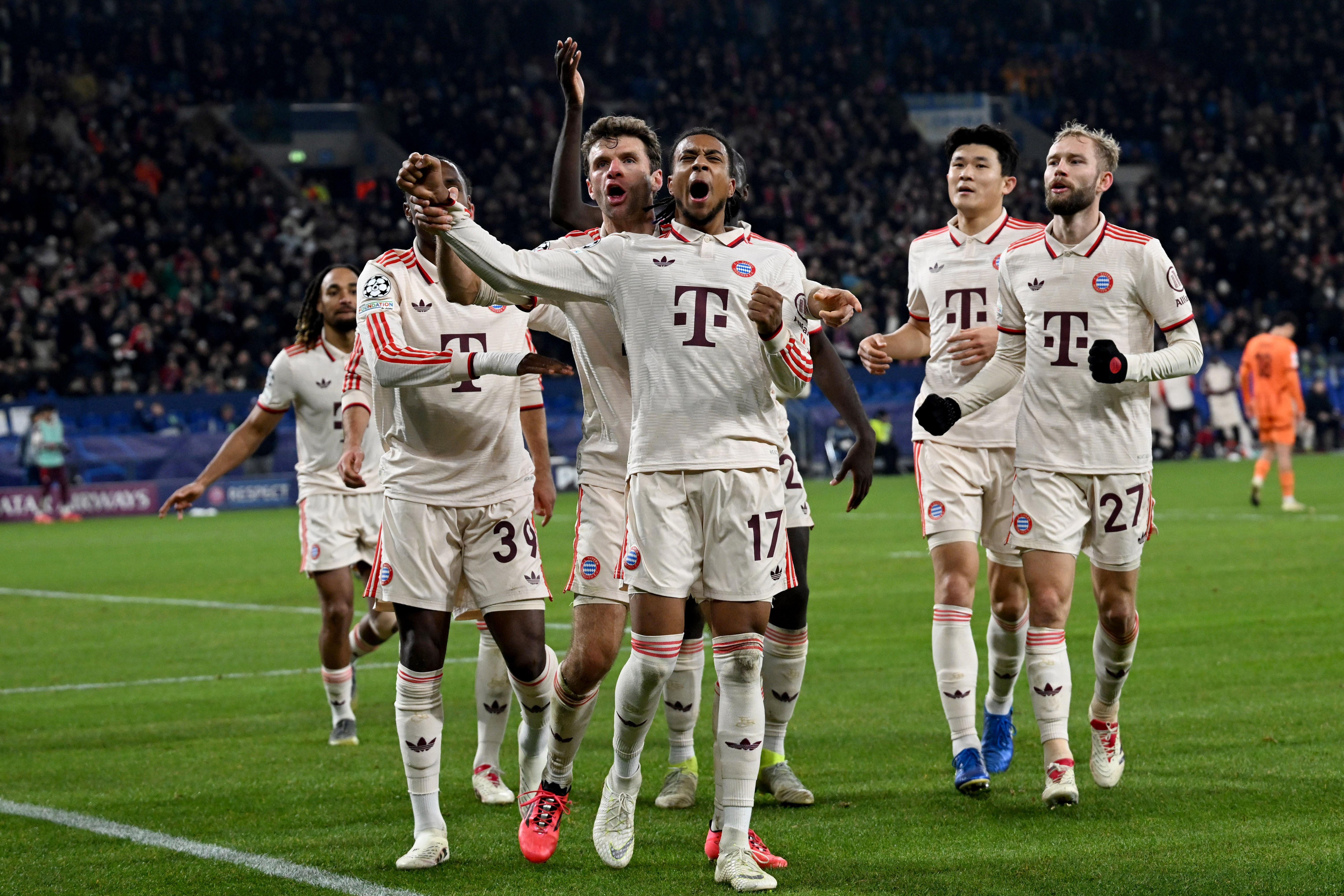 FC-Bayern-Spieler bejubeln das Tor von Michael Olise