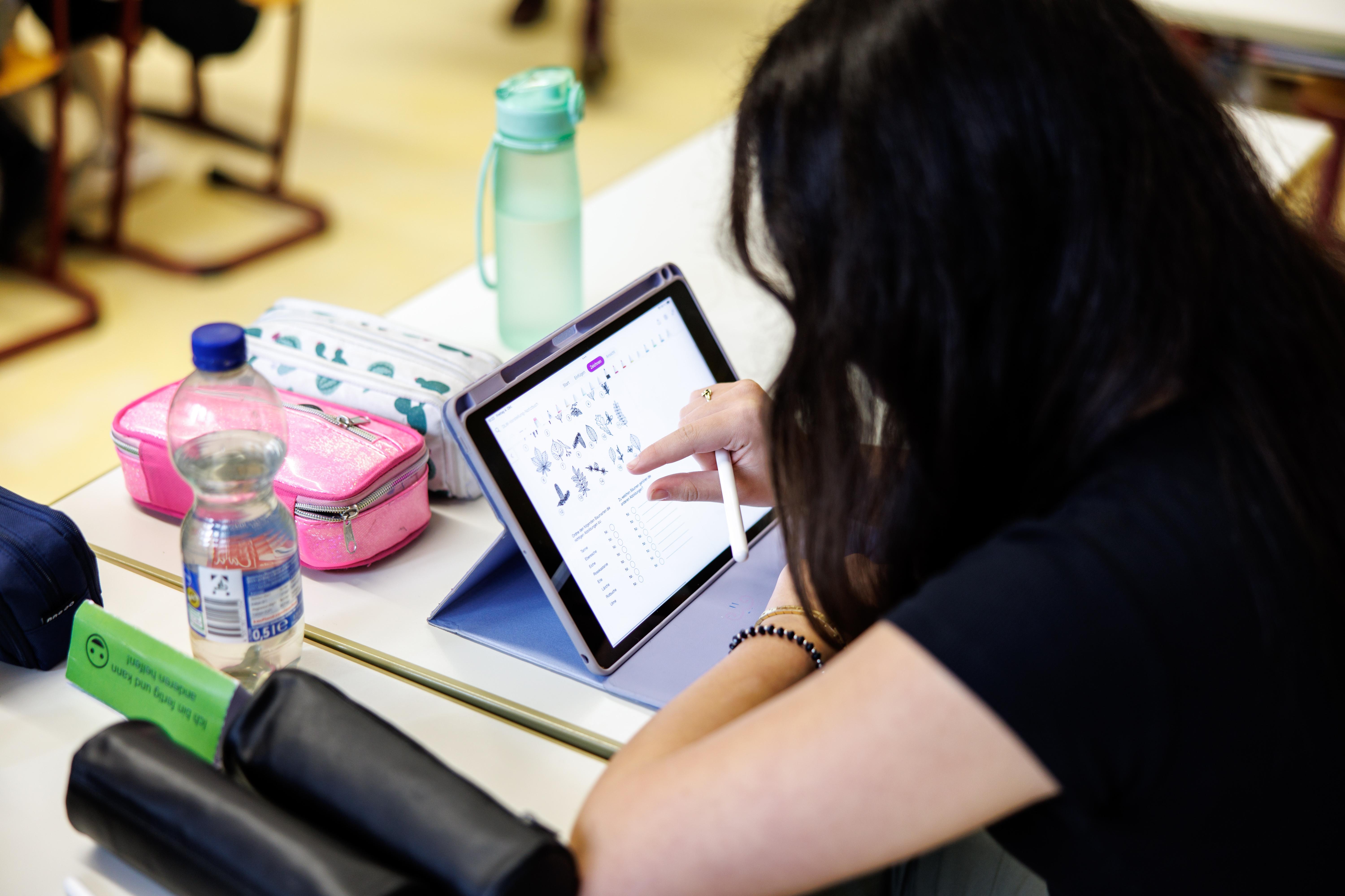 Eine Schülerin arbeitet in einem Klassenraum an der Maria-Ward-Realschule in Schrobenhausen während einer Unterrichtsstunde an ihrem Tablet. 