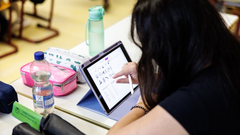 Eine Schülerin arbeitet in einem Klassenraum an der Maria-Ward-Realschule in Schrobenhausen während einer Unterrichtsstunde an ihrem Tablet. | Bild: picture alliance / dpa | Matthias Balk Eine Schülerin arbeitet in einem Klassenraum an der Maria-Ward-Realschule in Schrobenhausen während einer Unterrichtsstunde an ihrem Tablet.