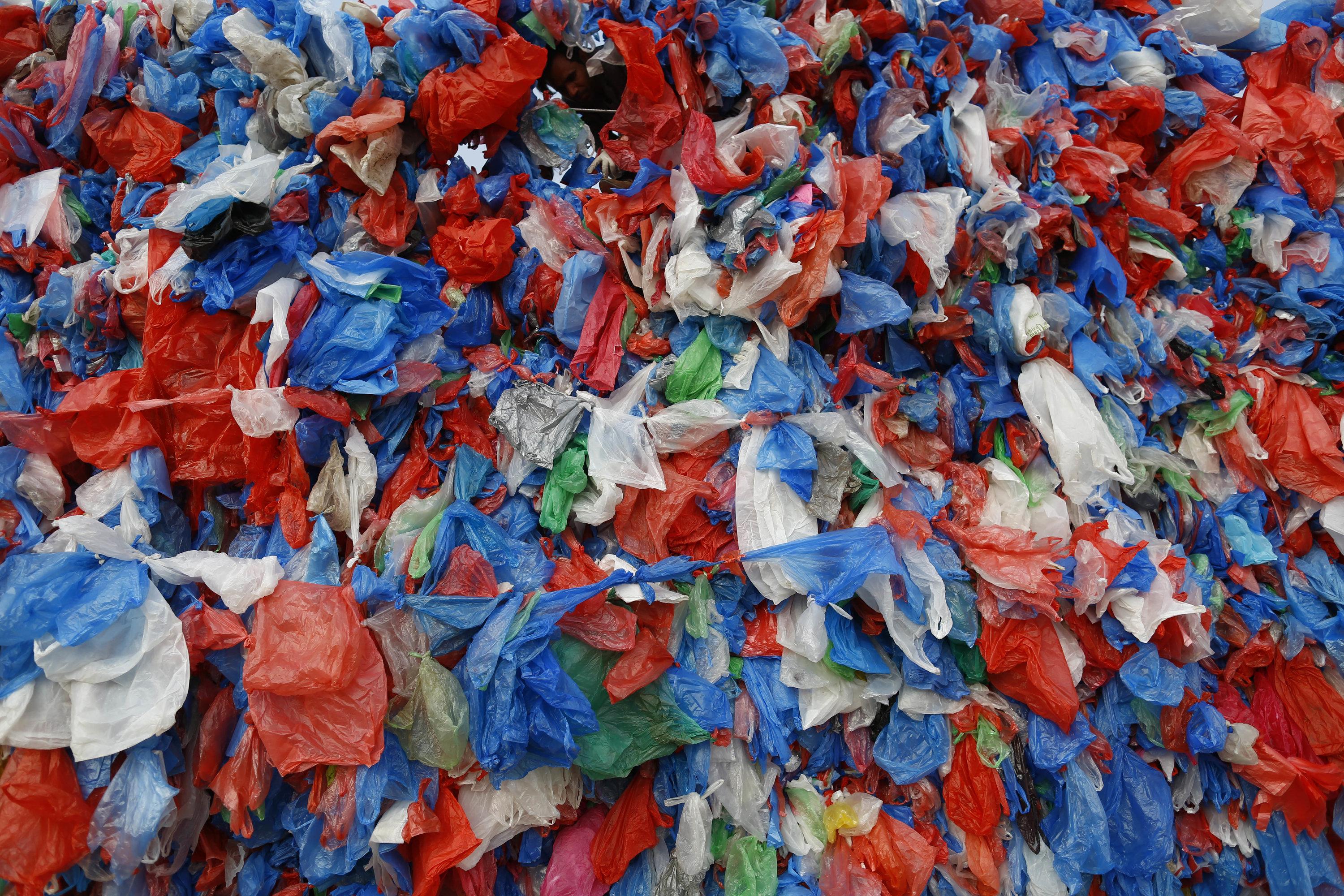 Zahlreiche gebrauchte Plastiktüten liegen auf einem Haufen