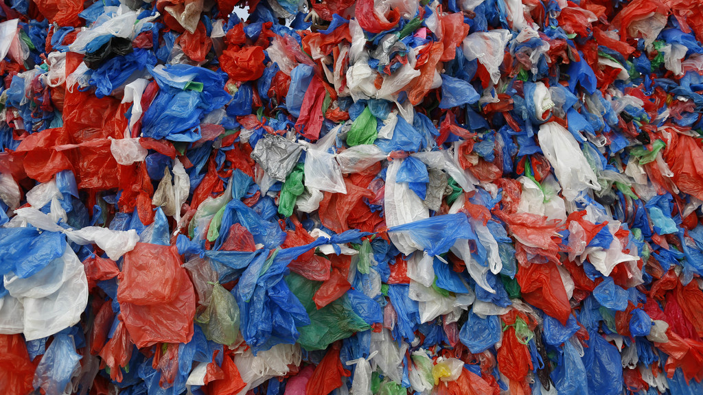Zahlreiche gebrauchte Plastiktüten liegen auf einem Haufen