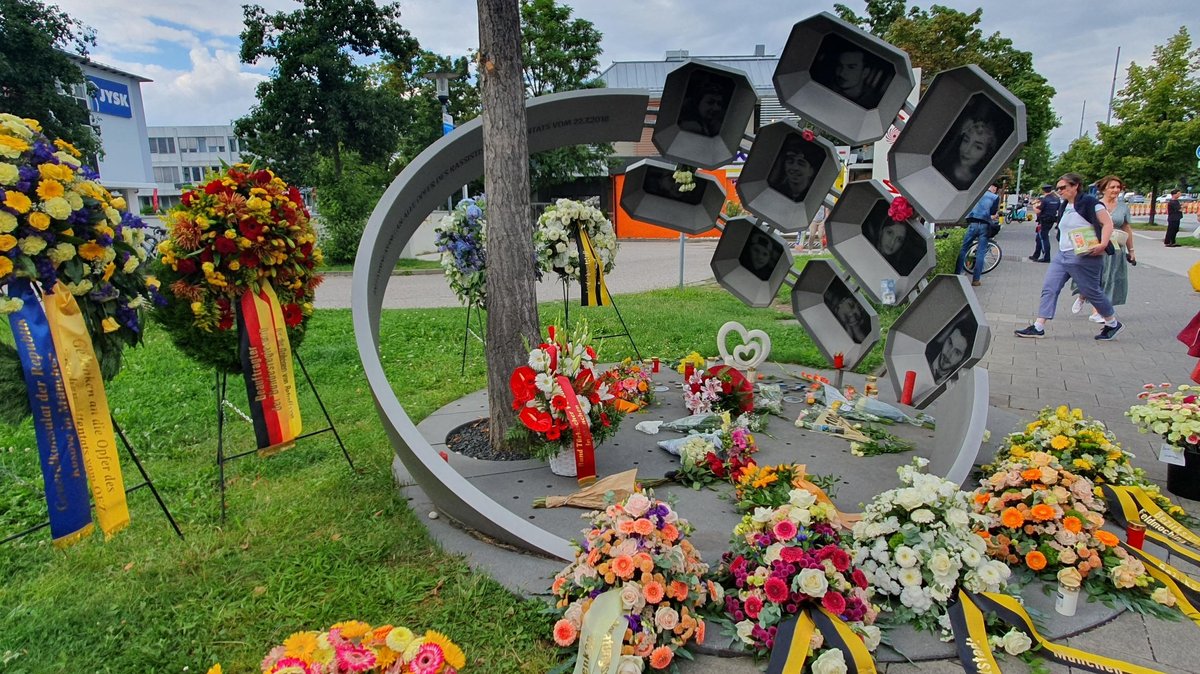 München - Denkmal zum Gedenken an den 8. Jahrestag des OEZ-Anschlags.