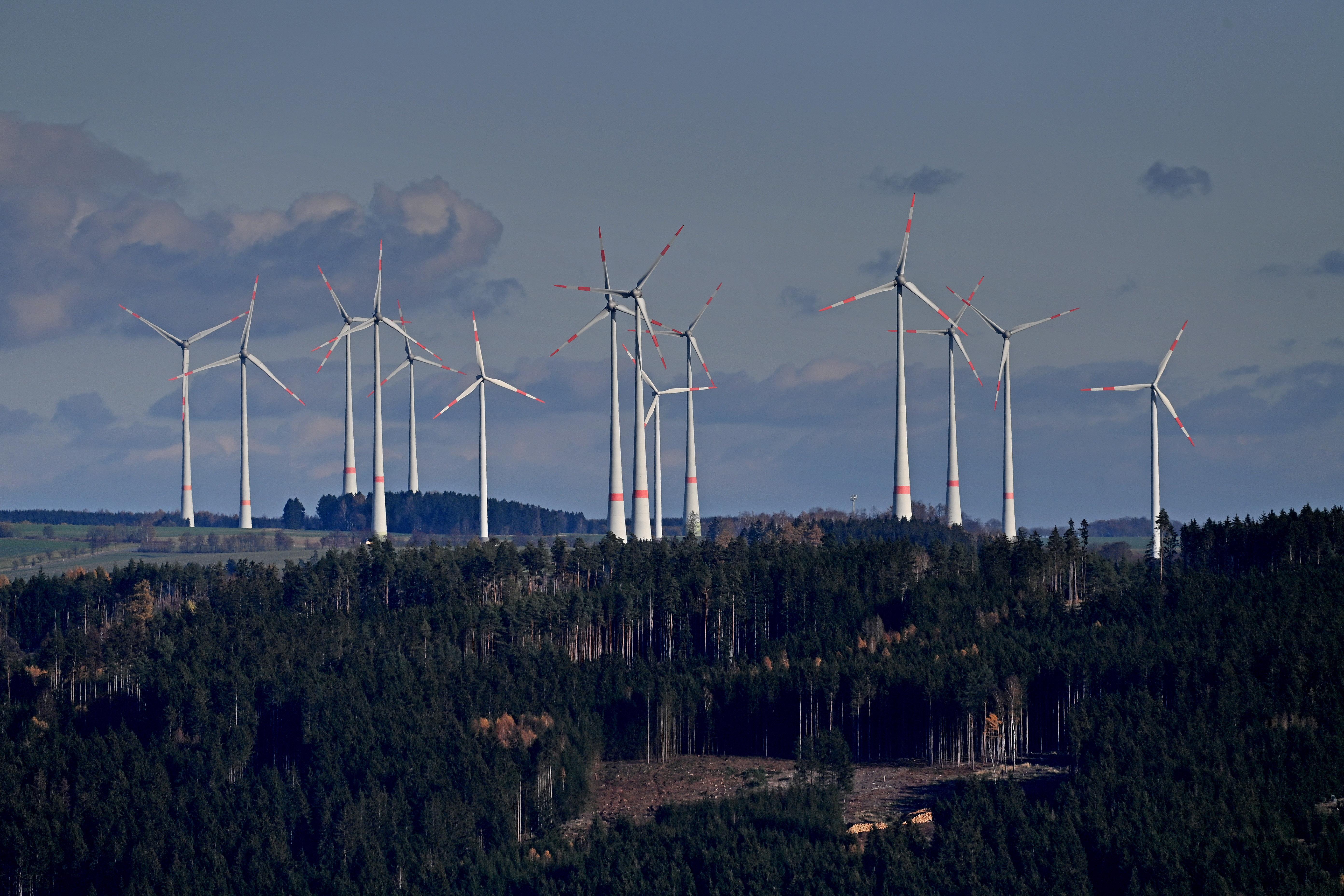 Symbolbild: Windkraftanlagen in Bayern bei Hirschberg