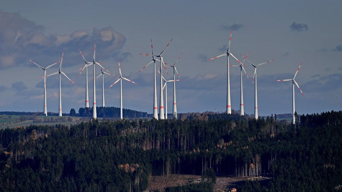 Symbolbild: Windkraftanlagen in Bayern bei Hirschberg