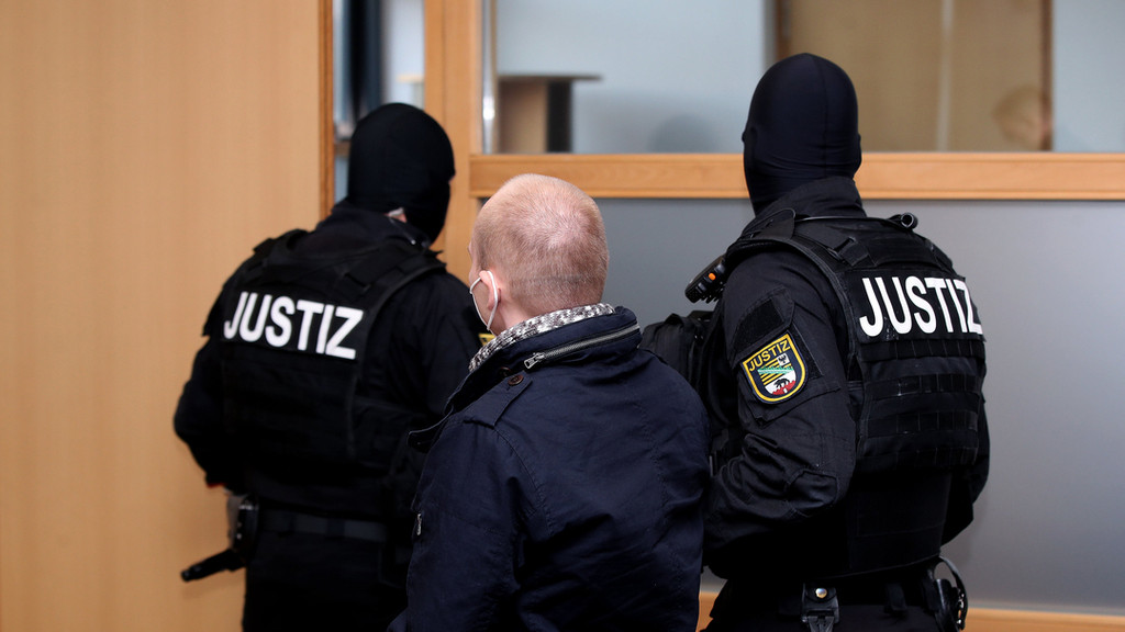 Archivbild (21.12.2020,), Magdeburg. Der Angeklagte Stephan B. (l.) wird aus dem Gerichtssaal geführt. 