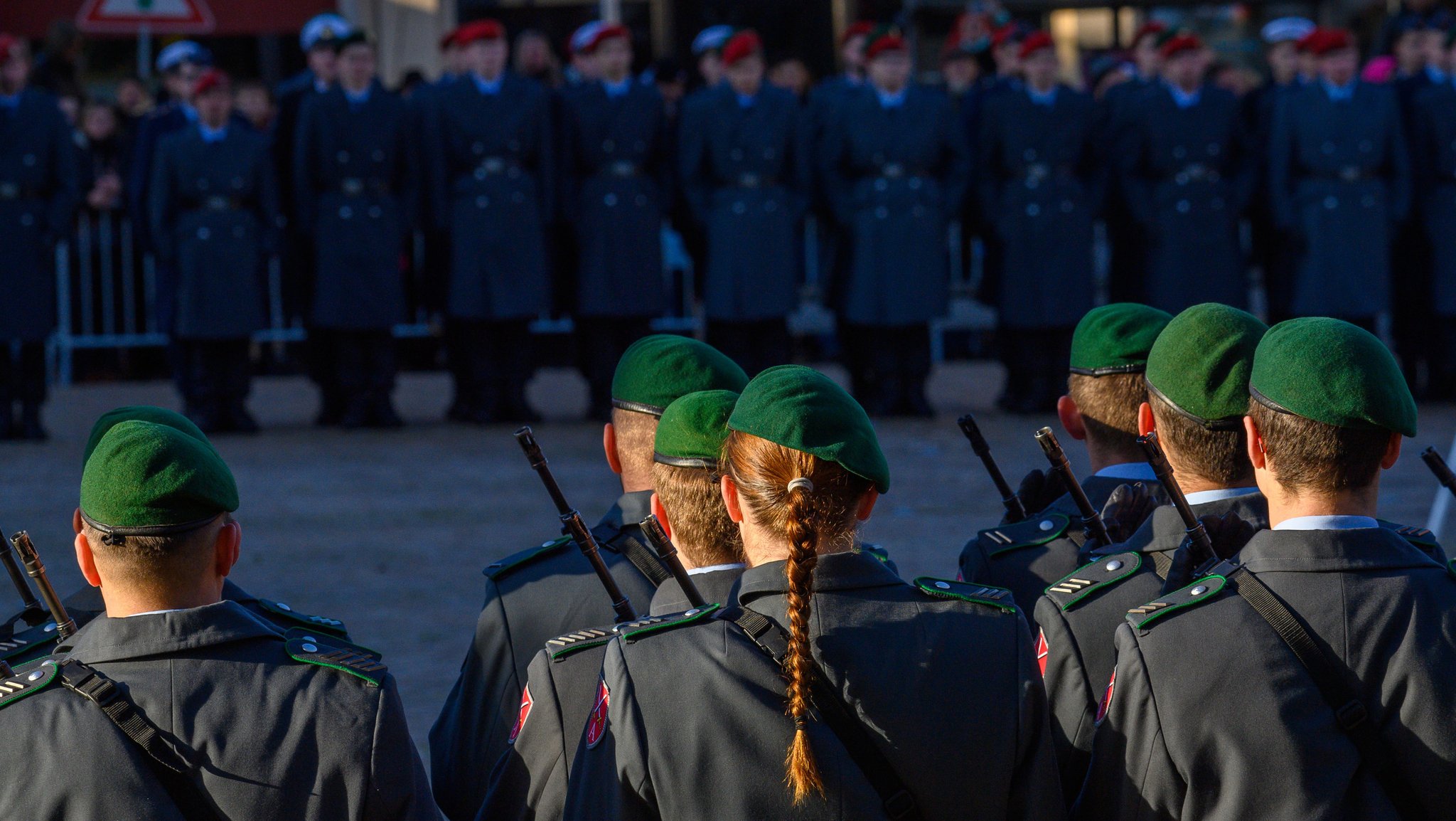 Feierlichen Gelöbnis der Bundeswehr auf dem Marktplatz in Haldensleben, Soldaten und Soldatinnen der Ehrenformation. Im Hintergrund sind Rekruten und Rekrutinnen der Bundeswehr zu sehen.