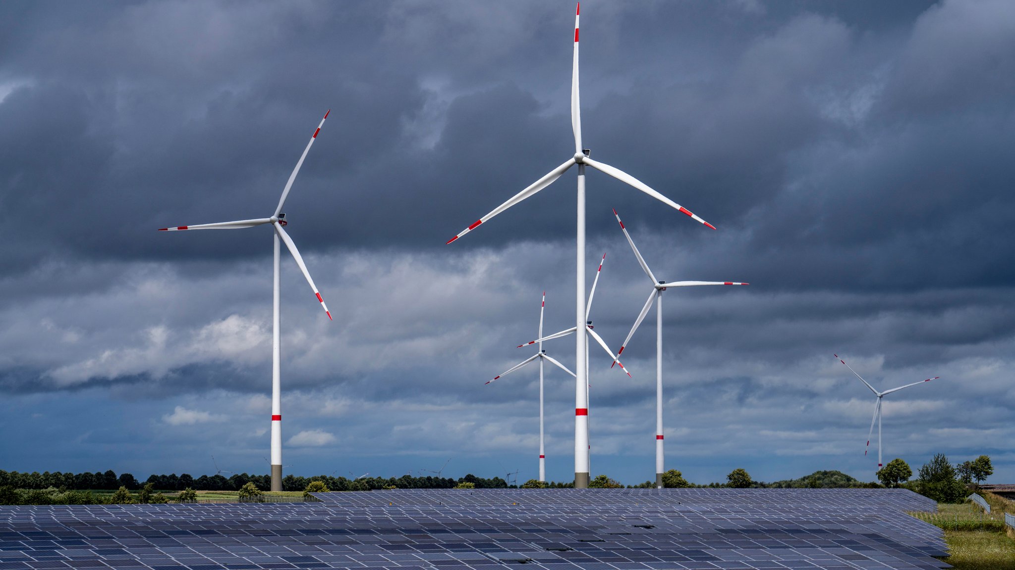 Die BayWa r.e. nennt es "Bürgerbeteiligung". Doch wie riskant sind die Investments in Energieparks? Und was passiert im Zuge des Sanierungsplans?