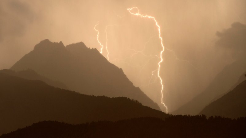Blitzeinschlag im Vomperloch im Karwendel-Gebirge. | Bild: picture alliance / imageBROKER | Reinhard Hölzl Blitzeinschlag im Vomperloch im Karwendel-Gebirge.