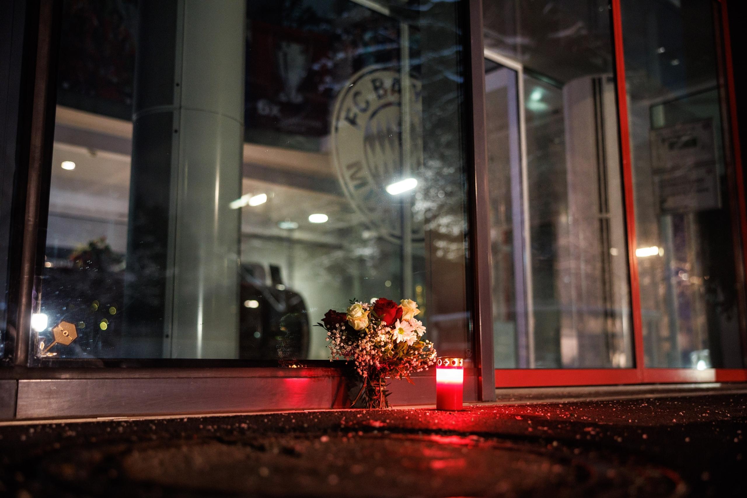 Gesteck für Franz Beckenbauer am Vereinsgelände des FC Bayern München