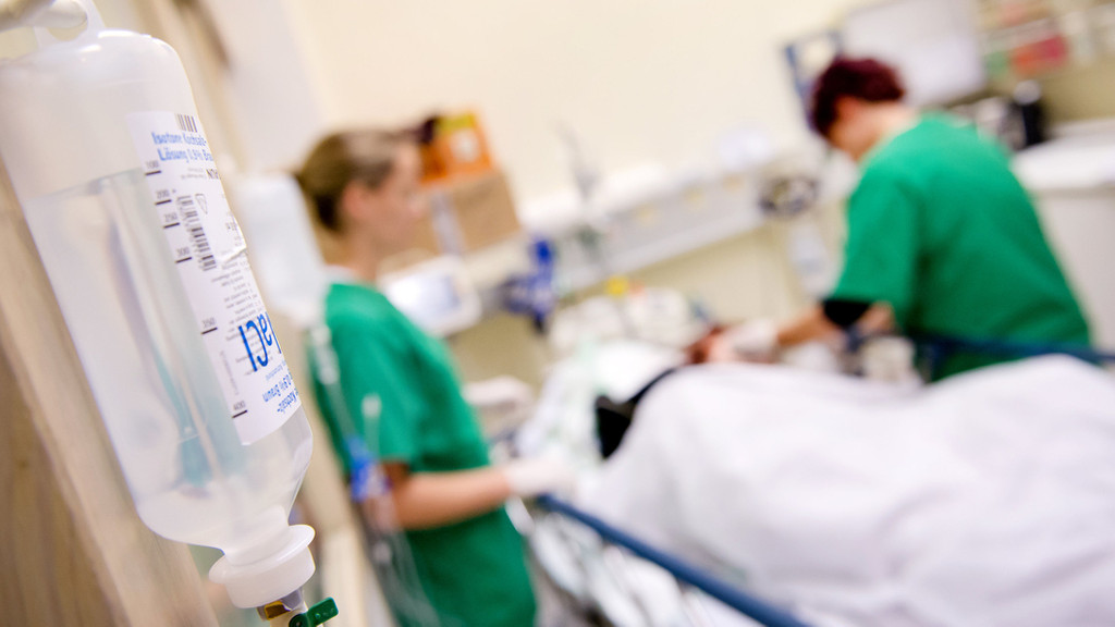 Medizinisches Personal versorgt in einem Münchner Krankenhaus einen Patienten.