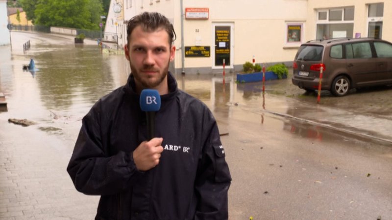 Im Landkreis Günzburg wird ein Feuerwehrmann vermisst, das Hochwasser dort fließt teils mit einer reißenden Strömung. 