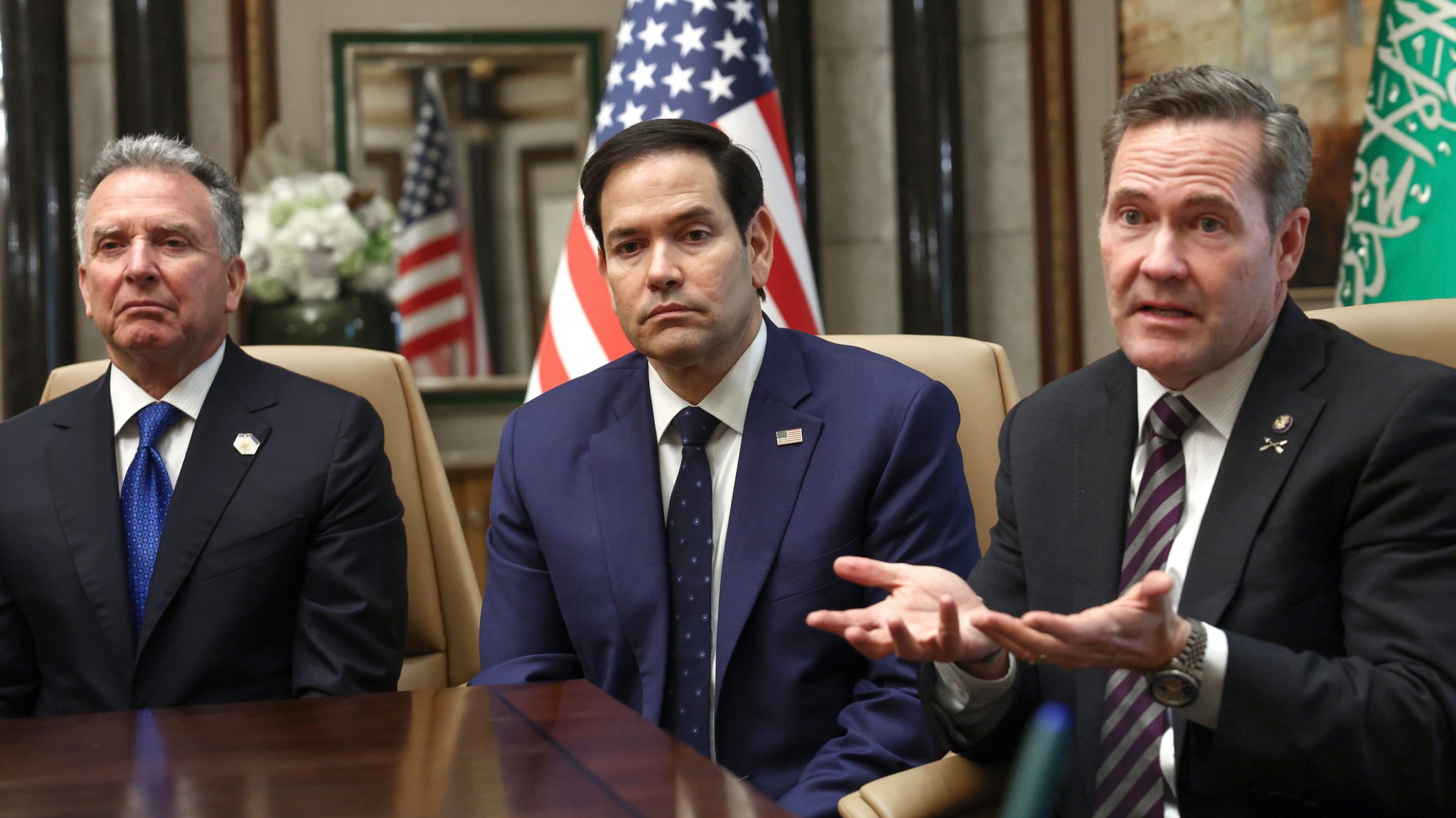 Mike Waltz (r.) und sein möglicher Nachfolger Steve Witkoff (l.) - hier im Februar mit Außenminister Marco Rubio (M.) in Riad.