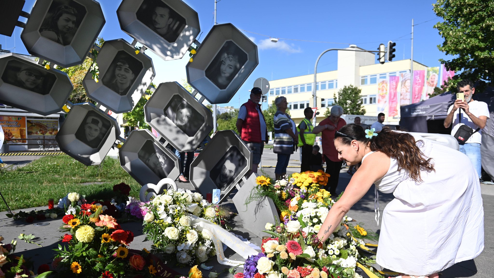Gedenken an die neun Mordopfer des rechtsextremen Anschlags am Olympia-Einkaufszentrum (OEZ) am neunten Jahrestag | Bild: picture alliance / SZ Photo | Stephan Rumpf Gedenken an die neun Mordopfer des rechtsextremen Anschlags am Olympia-Einkaufszentrum (OEZ) am neunten Jahrestag