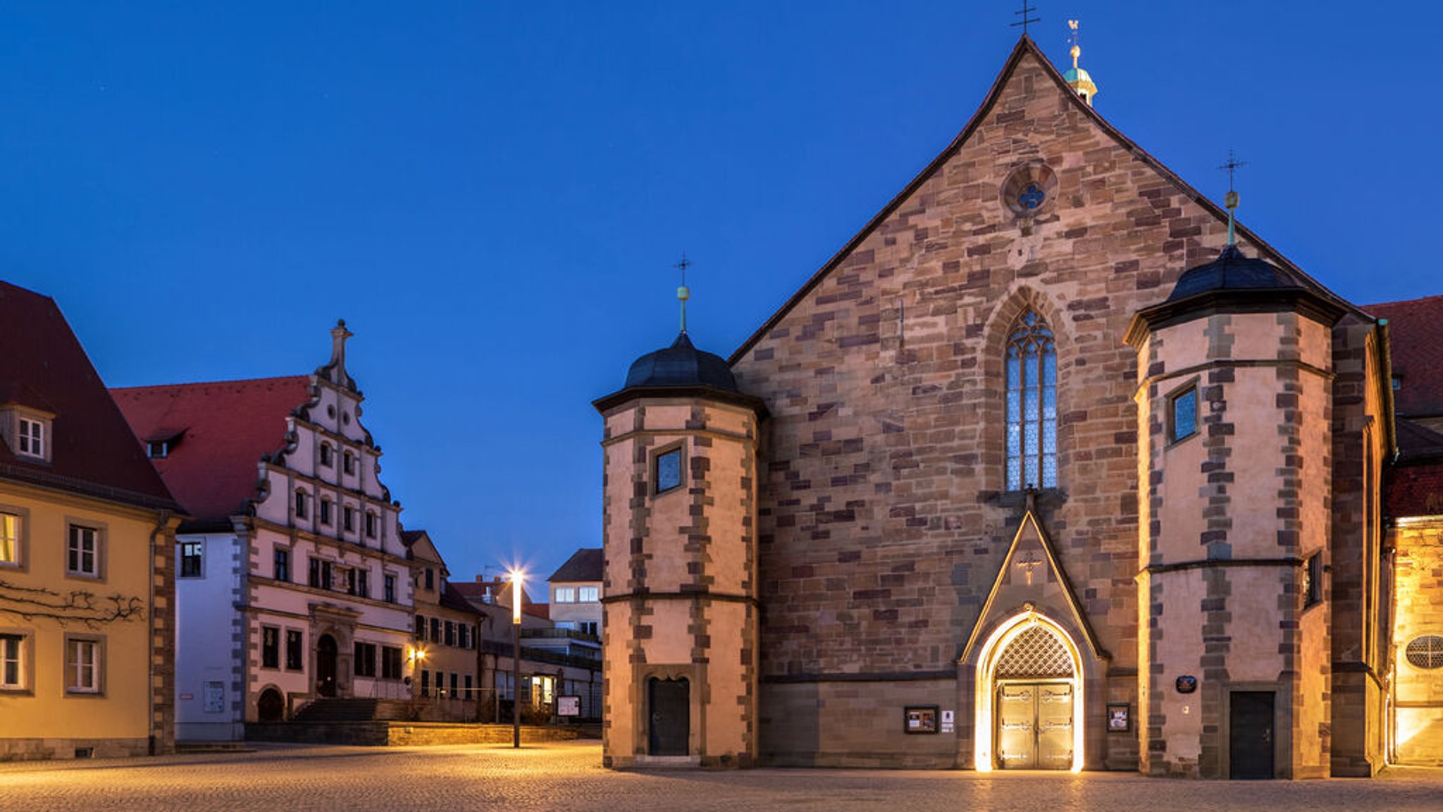 Ein zentraler Platz in Schweinfurt bei Nacht. | Bild: stock.adobe.com/Val Thoermer Ein zentraler Platz in Schweinfurt bei Nacht.
