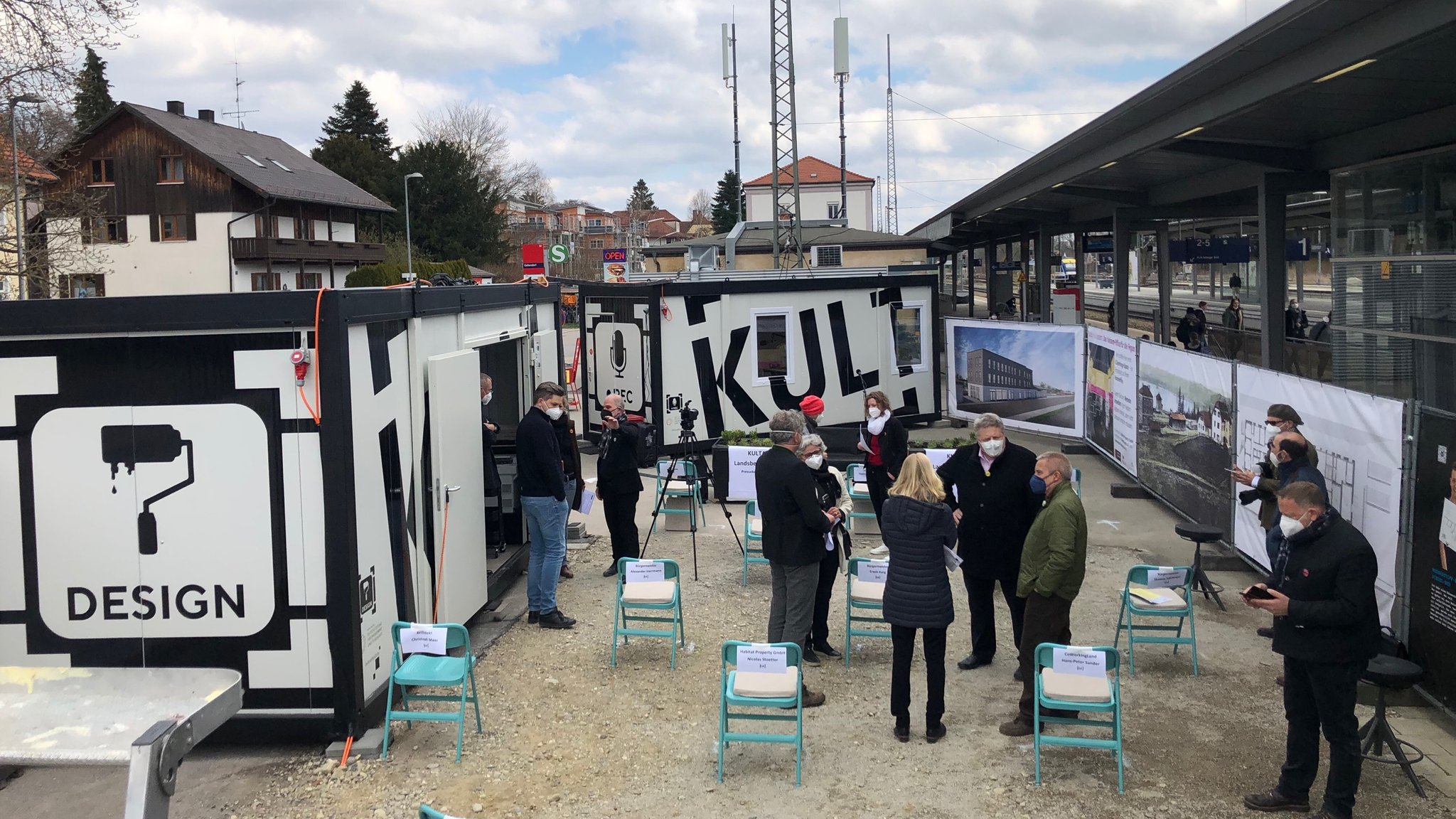 Am Geltendorfer Bahnhof stehen sogenannte "Kultainer". In den mobilen Studios des Landsberger Vereins "dieKunstBauStelle" kann  jeder professionelle Podcasts, Interviews und Onlinebeiträge machen. 