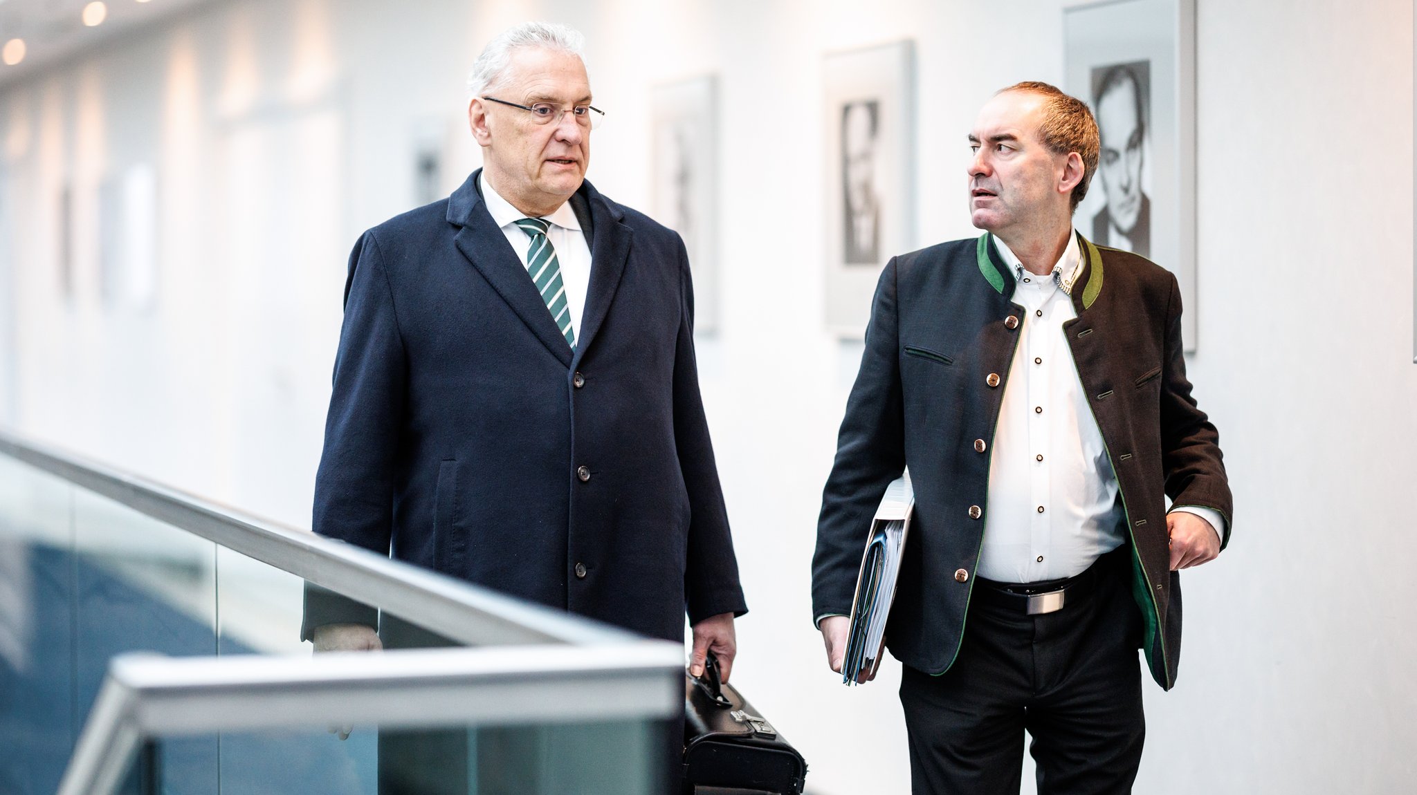 Archivbild: Bayerns Innenminister Joachim Herrmann (CSU) und Vize-Ministerpräsident Hubert Aiwanger (Freie Wähler)