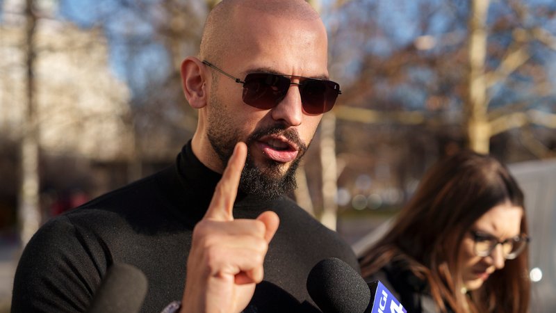 Der sexistische und rassistische Influencer Andrew Tate dient auch in Deutschland vielen Männern als Vorbild. | Bild: picture alliance / ASSOCIATED PRESS | Vadim Ghirda Der sexistische und rassistische Influencer Andrew Tate dient auch in Deutschland vielen Männern als Vorbild.