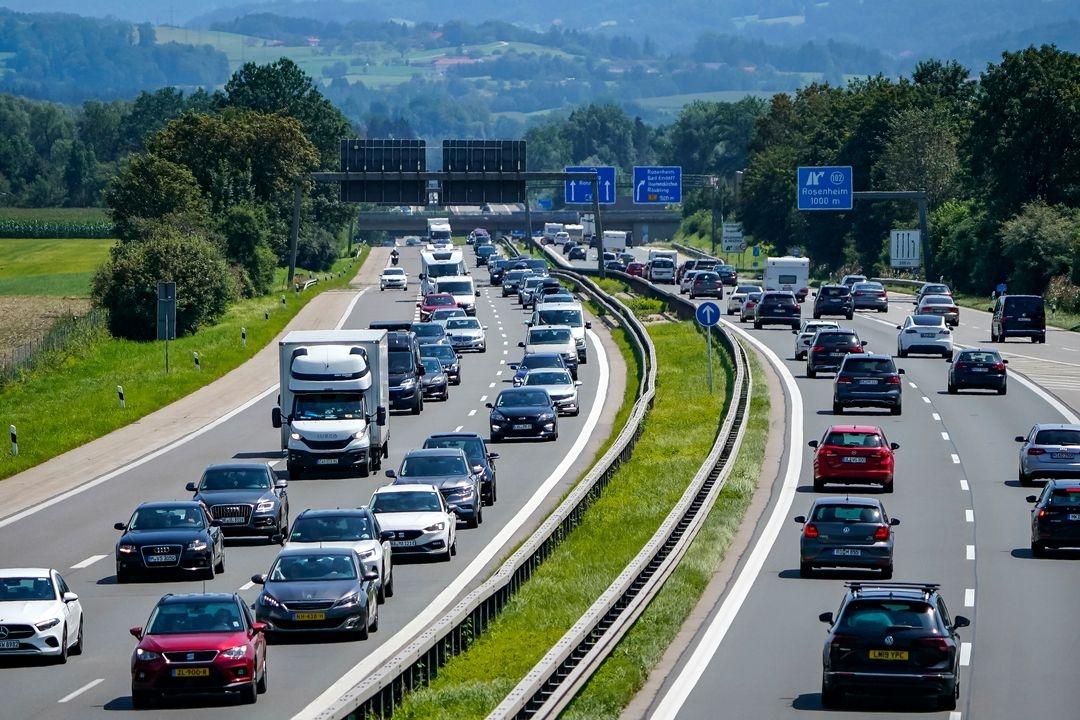 Reger Verkehr zu Ferienbeginn auf der A8 bei Rosenheim.
