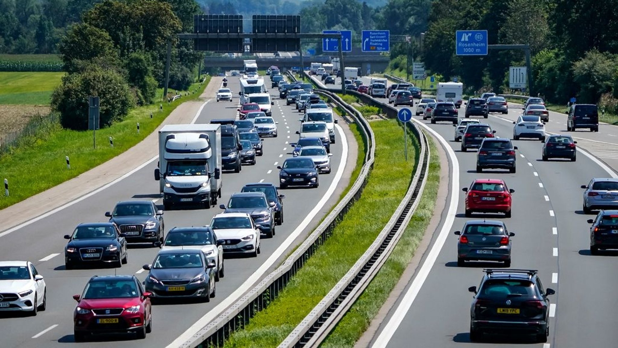 Reger Verkehr zu Ferienbeginn auf der A8 bei Rosenheim.