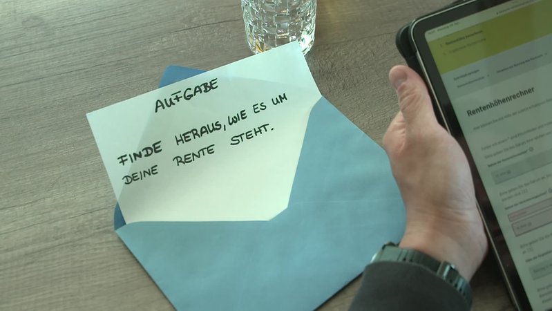 Ein Brief auf dem steht: "Aufgabe: Finde heraus wie es um Deine Rente steht." | Bild: BR Ein Brief auf dem steht: "Aufgabe: Finde heraus wie es um Deine Rente steht."