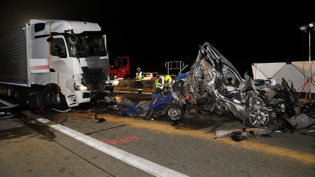 Tödlicher Unfall auf A3 – Auto zwischen Lastwagen einklemmt