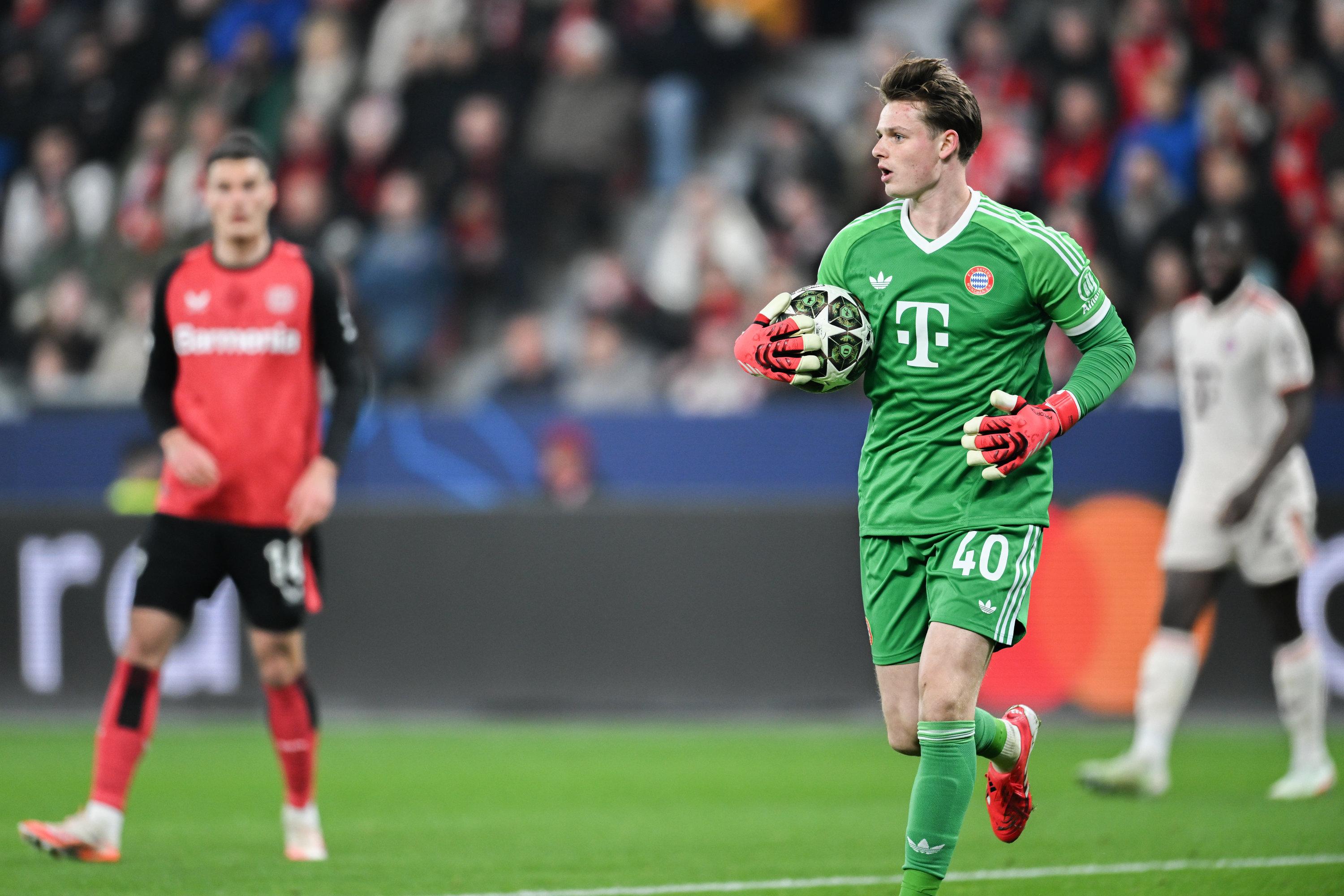 11.03.2025, Nordrhein-Westfalen, Leverkusen: Fußball: Champions League, Bayer Leverkusen - Bayern München, K.o.-Runde, Achtelfinale, Rückspiele, BayArena. Münchens Torwart Jonas Urbig in Aktion. Foto: Fabian Strauch/dpa +++ dpa-Bildfunk +++
