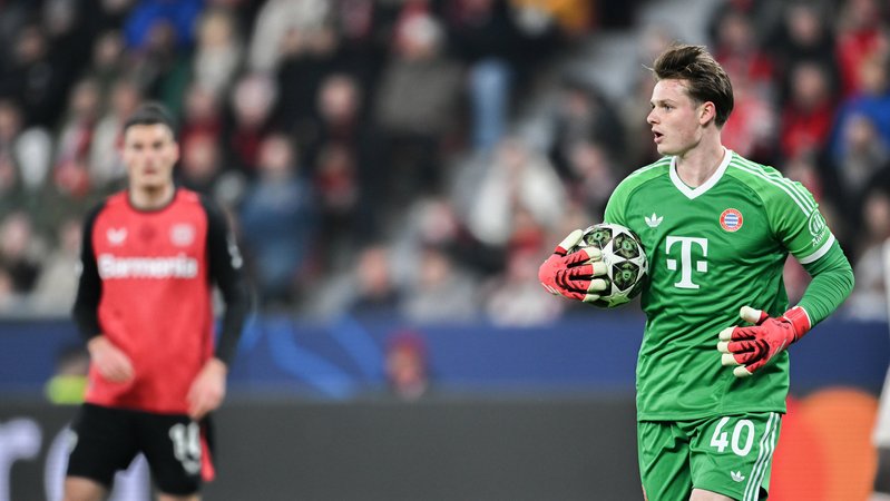 11.03.2025, Nordrhein-Westfalen, Leverkusen: Fußball: Champions League, Bayer Leverkusen - Bayern München, K.o.-Runde, Achtelfinale, Rückspiele, BayArena. Münchens Torwart Jonas Urbig in Aktion. Foto: Fabian Strauch/dpa +++ dpa-Bildfunk +++ | Bild: dpa-Bildfunk/Fabian Strauch 11.03.2025, Nordrhein-Westfalen, Leverkusen: Fußball: Champions League, Bayer Leverkusen - Bayern München, K.o.-Runde, Achtelfinale, Rückspiele, BayArena. Münchens Torwart Jonas Urbig in Aktion. Foto: Fabian Strauch/dpa +++ dpa-Bildfunk +++