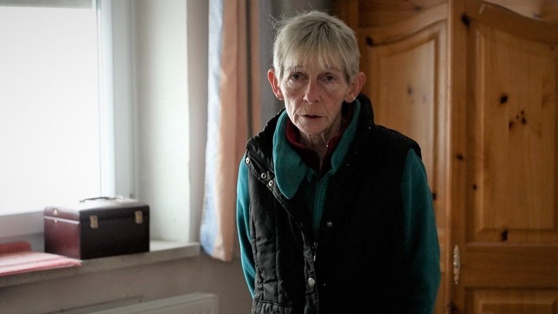 Holzburger Anwohnerin in ihrem Haus, nachdem ein Landwirt die Wärmeversorgung abgestellt hatte | Bild: BR/Andreas Herz Holzburger Anwohnerin in ihrem Haus, nachdem ein Landwirt die Wärmeversorgung abgestellt hatte