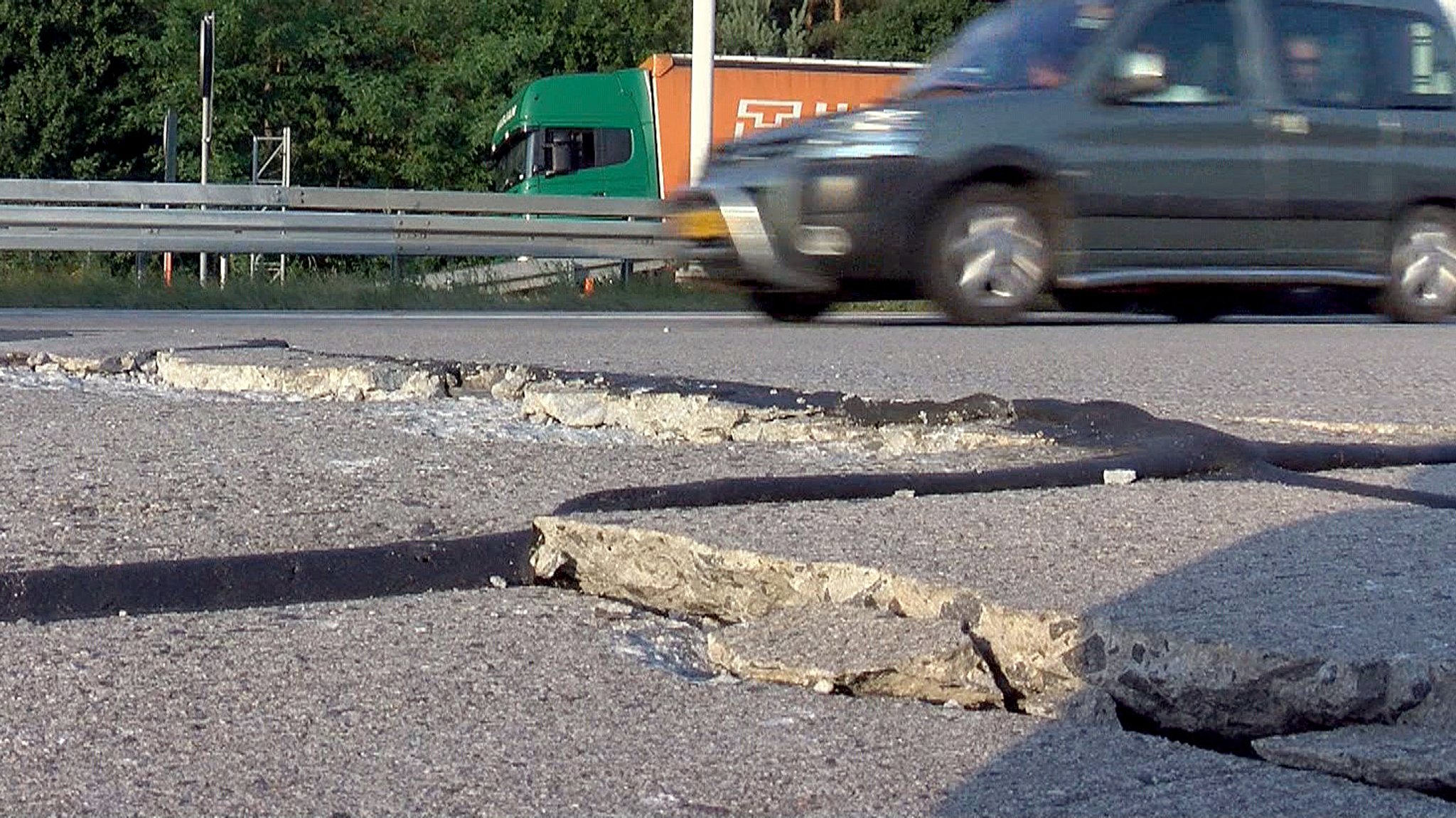 Extreme Hitze hat auf der Autobahn die Straße aufplatzen lassen.