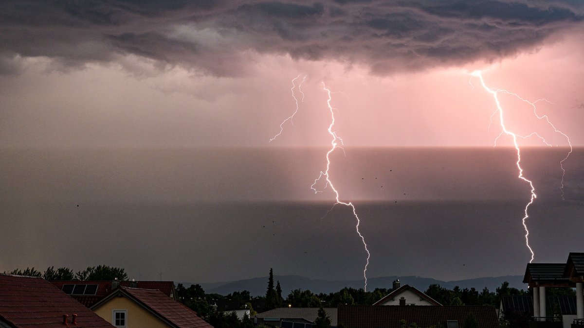Nach Hitze-Wochenende: Gewitter mit Starkregen und Hagel 