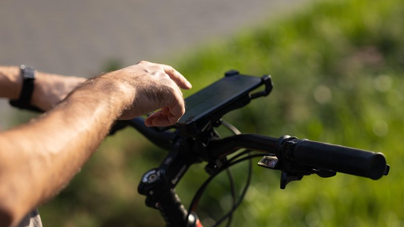 Routennavigation per Smartphone: Bayerns Verkehrsministerium stellt eine neue Fahrrad-App bereit. | Bild: picture alliance / Zoonar | Max 4e Routennavigation per Smartphone: Bayerns Verkehrsministerium stellt eine neue Fahrrad-App bereit.