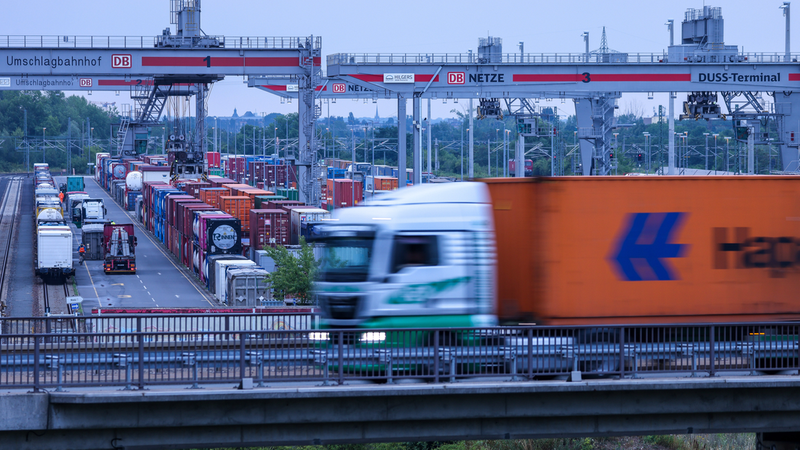 Lkw vor einem Umschlagbahnhof der DB | Bild: pa/dpa/Jan Woitas Lkw vor einem Umschlagbahnhof der DB