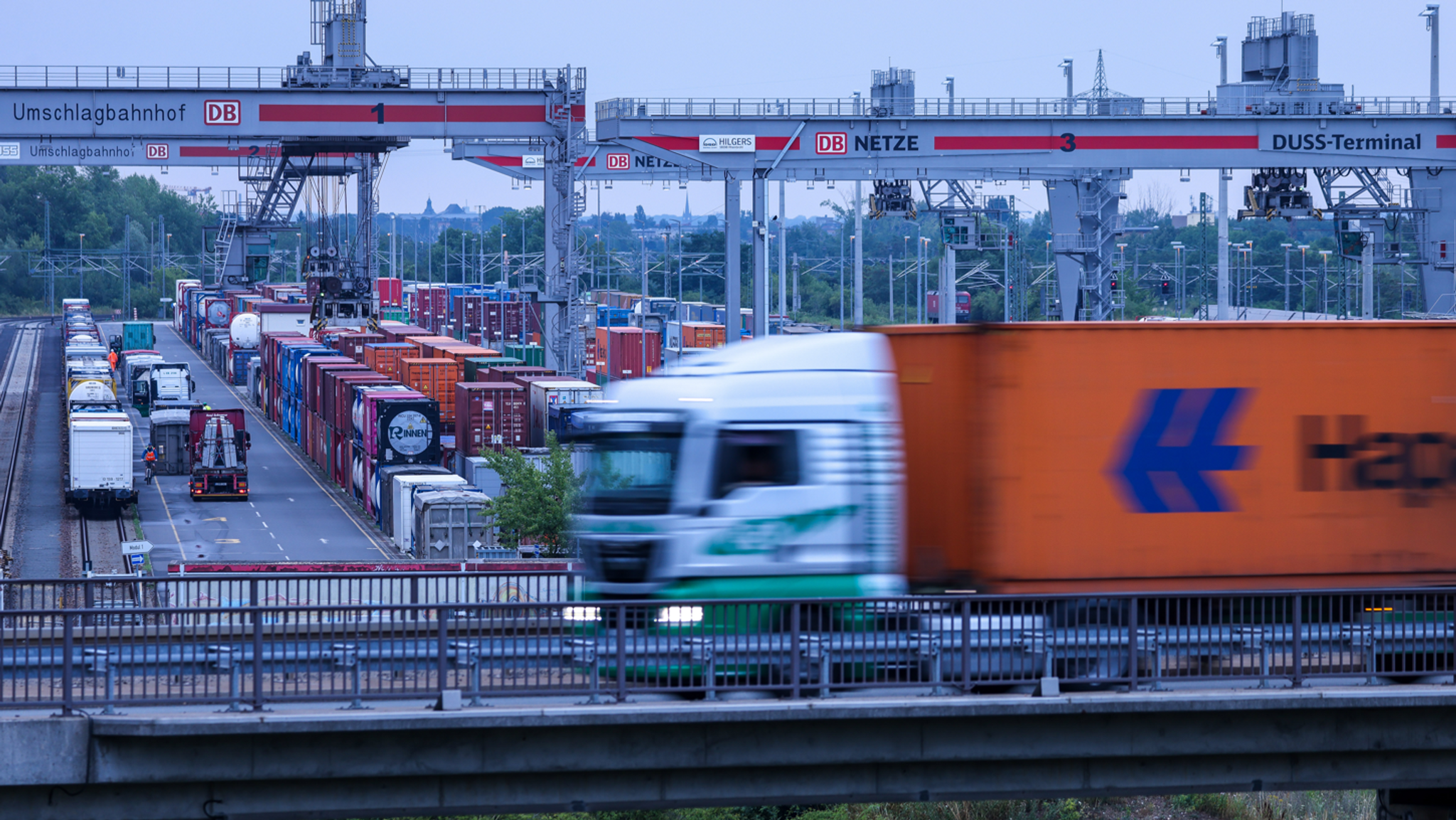 Lkw vor einem Umschlagbahnhof der DB