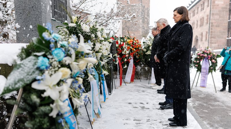 Holocaust-Gedenken in Nürnberg: Landtagspräsidentin Ilse Aigner legt zusammen mit dem Direktor der Stiftung Bayerische Gedenkstätten, Karl Freller, Nürnbergs Oberbürgermeister Marcus König und Jo-Achim Hamburger von der Israelitischen Kultusgemeinde in Nürnberg einen Kranz am Gedenkstein der zerstörten Synagoge nieder | Bild: Matthias Balk - Bayerischer Landtag Holocaust-Gedenken in Nürnberg: Landtagspräsidentin Ilse Aigner legt zusammen mit dem Direktor der Stiftung Bayerische Gedenkstätten, Karl Freller, Nürnbergs Oberbürgermeister Marcus König und Jo-Achim Hamburger von der Israelitischen Kultusgemeinde in Nürnberg einen Kranz am Gedenkstein der zerstörten Synagoge nieder