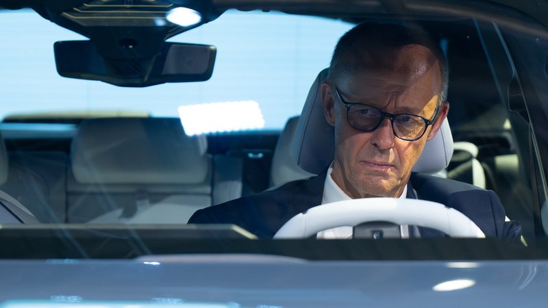 Merz hinter dem Steuer des BMW iX3 auf einer Messe. Er schaut sehr skeptisch. | Bild: dpa-Bildfunk/Sven Hoppe Merz hinter dem Steuer des BMW iX3 auf einer Messe. Er schaut sehr skeptisch.
