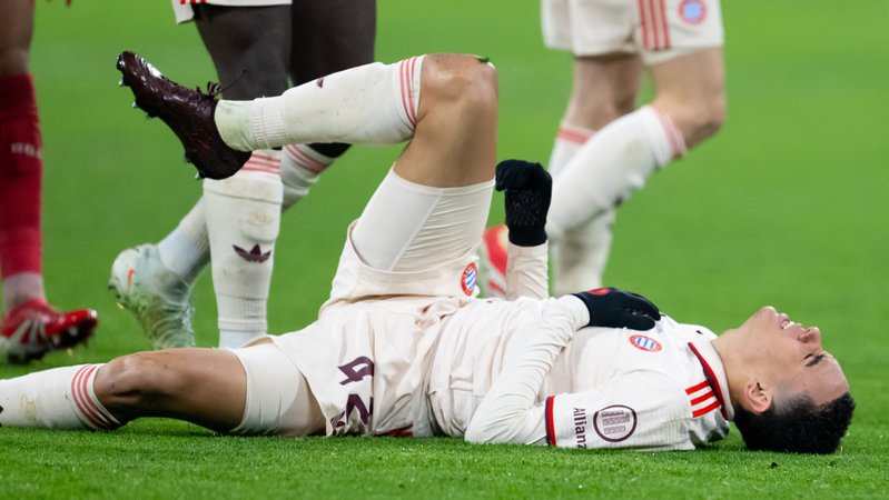 Jamal Musiala (FC Bayern) liegt verletzt am Boden. | Bild: picture alliance/dpa | Sven Hoppe Jamal Musiala (FC Bayern) liegt verletzt am Boden.