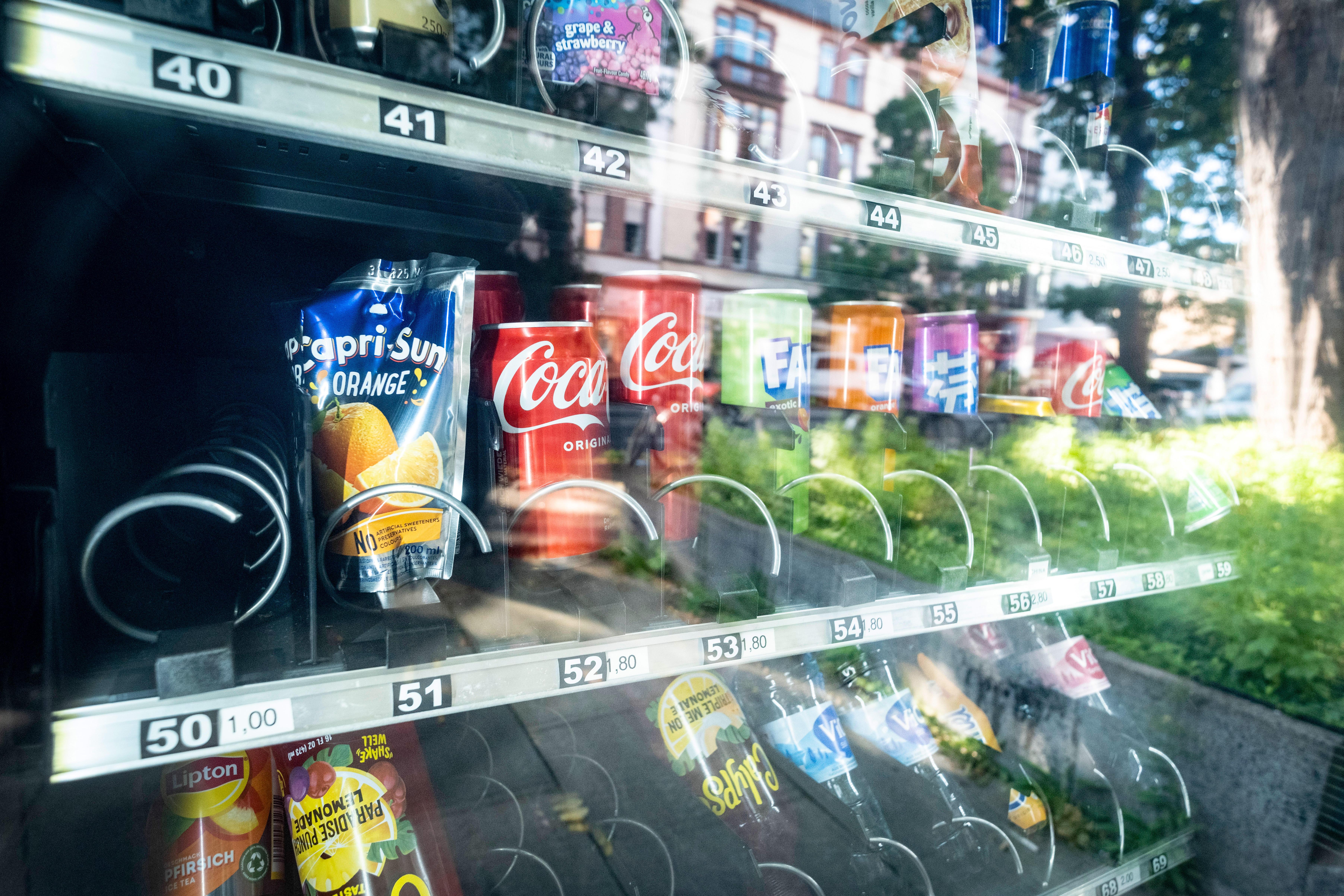 Gezuckerte Getränke in einem Automaten