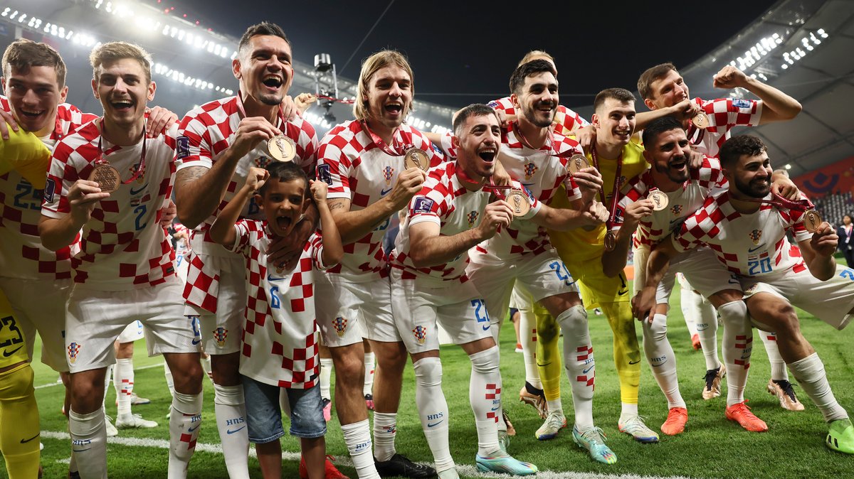 Kroatiens Spieler um Josip Stanisic (2.v.l.) mit der WM-Bronzemedaille