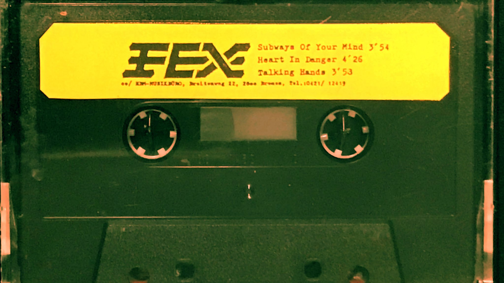 Eine alte Kassette mit der Beschriftung FEX und 3 Songtiteln