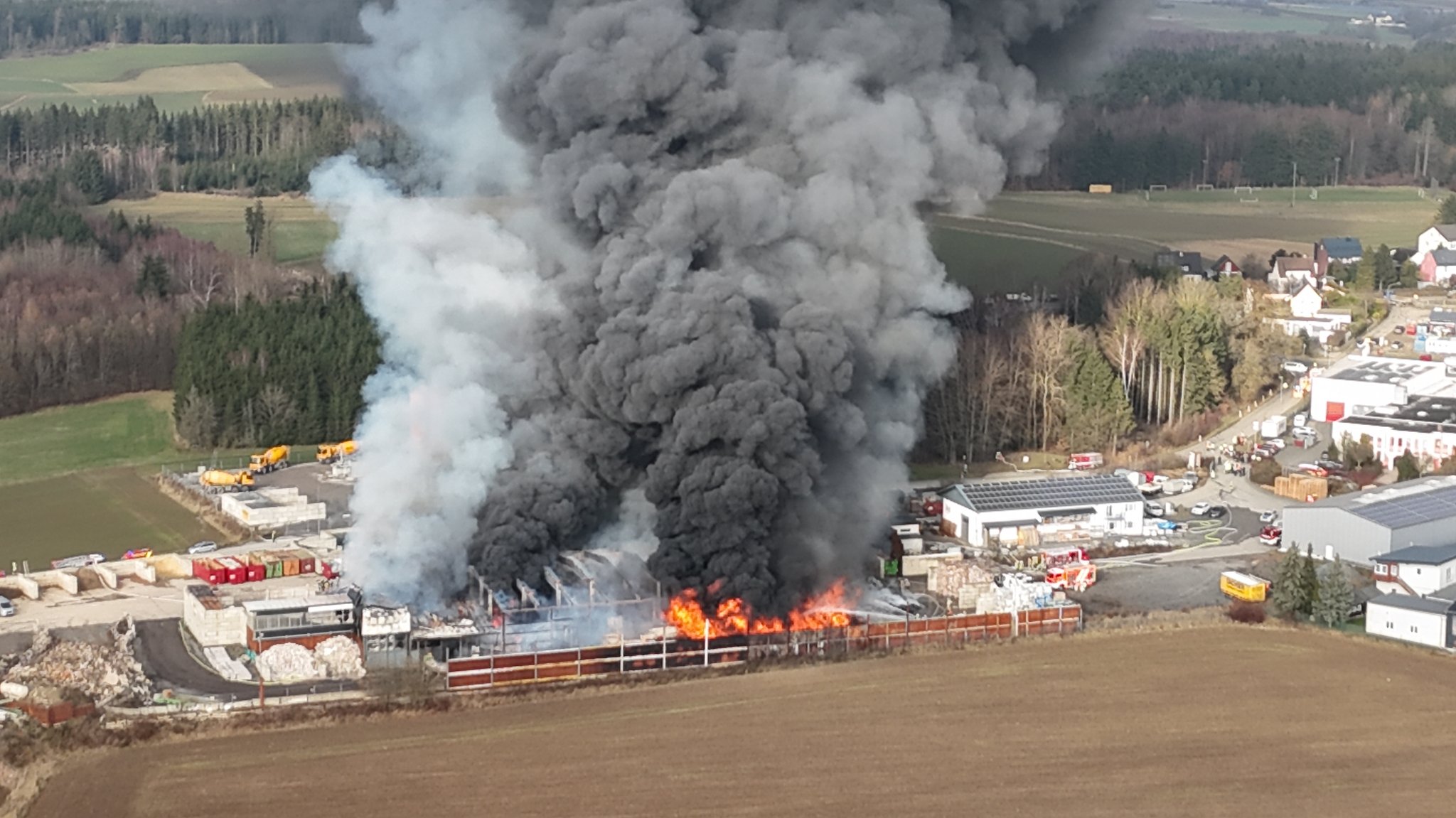 Feuer in Lagerhalle in Gattendorf (Lkr. Hof) | Bild: News5 / Stefan Fricke Feuer in Lagerhalle in Gattendorf (Lkr. Hof)