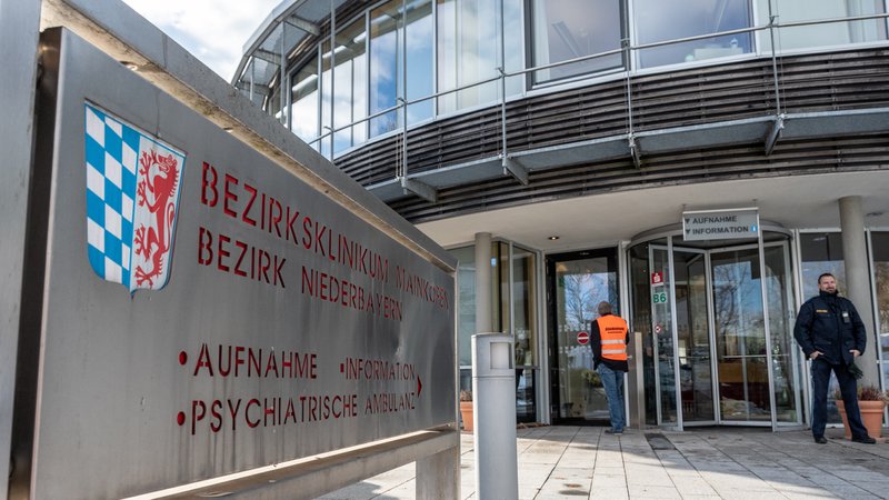 "Bezirksklinikum Mainkofen" steht an einem Eingang zu einer Klinik (Archivbild) | Bild: picture alliance/dpa | Armin Weigel "Bezirksklinikum Mainkofen" steht an einem Eingang zu einer Klinik (Archivbild)