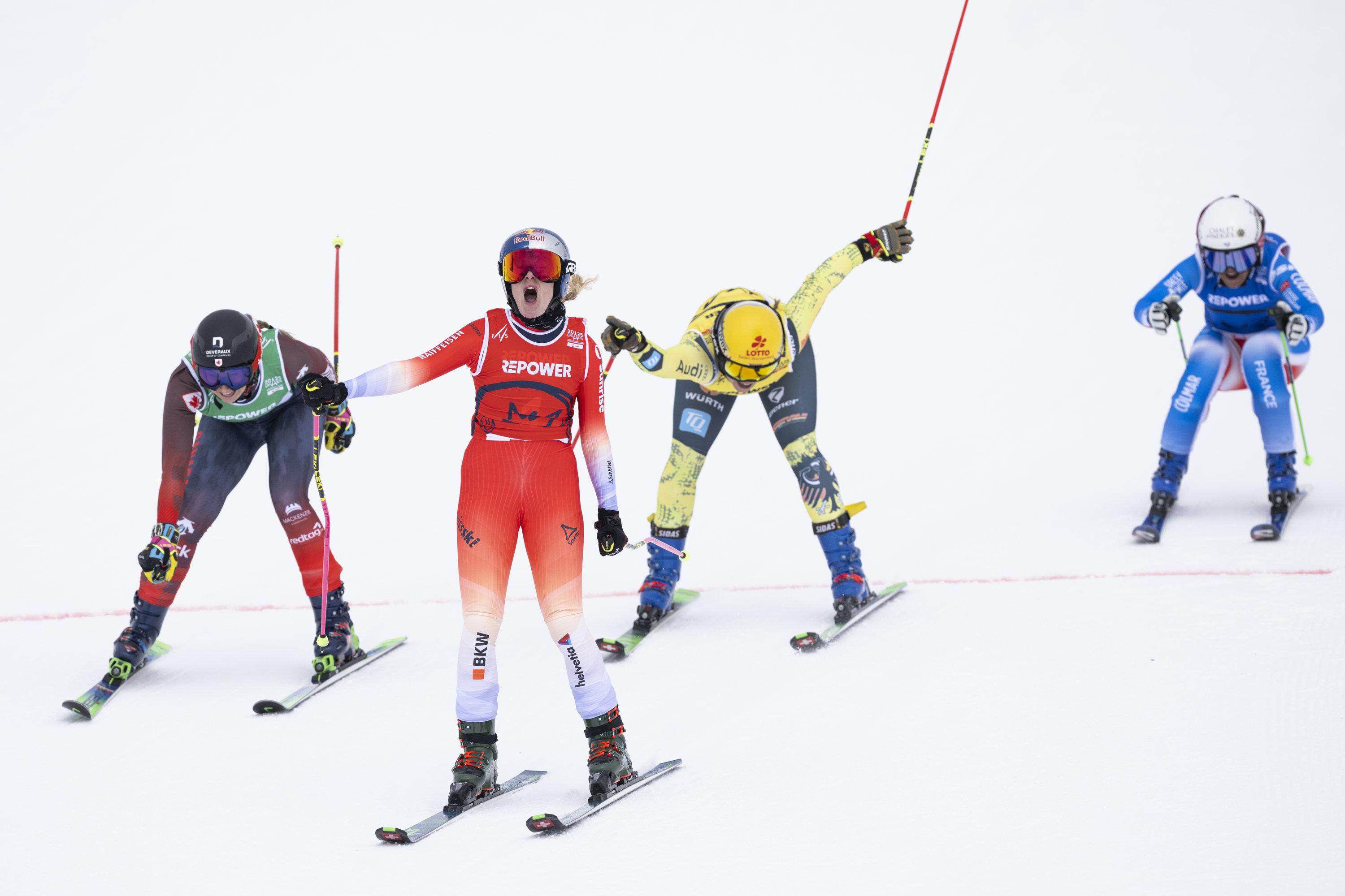 21.03.2025, Schweiz, St. Moritz: Ski Freestyle: Weltmeisterschaft. Ski Cross, Damen, Finale.
Die Schweizerin Fanny Smith (M) gewinnt vor der Kanadierin Courtney Hoffos (l) der Deutschen Daniela Maier und der Französin Marielle Berger Sabbatel. Foto: Gian Ehrenzeller/KEYSTONE/dpa +++ dpa-Bildfunk +++