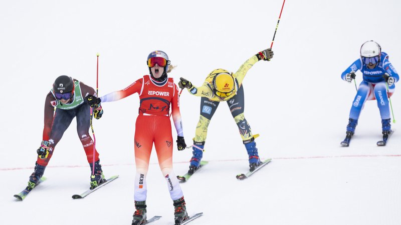 21.03.2025, Schweiz, St. Moritz: Ski Freestyle: Weltmeisterschaft. Ski Cross, Damen, Finale.
Die Schweizerin Fanny Smith (M) gewinnt vor der Kanadierin Courtney Hoffos (l) der Deutschen Daniela Maier und der Französin Marielle Berger Sabbatel. Foto: Gian Ehrenzeller/KEYSTONE/dpa +++ dpa-Bildfunk +++ | Bild: dpa-Bildfunk/Gian Ehrenzeller 21.03.2025, Schweiz, St. Moritz: Ski Freestyle: Weltmeisterschaft. Ski Cross, Damen, Finale.
Die Schweizerin Fanny Smith (M) gewinnt vor der Kanadierin Courtney Hoffos (l) der Deutschen Daniela Maier und der Französin Marielle Berger Sabbatel. Foto: Gian Ehrenzeller/KEYSTONE/dpa +++ dpa-Bildfunk +++