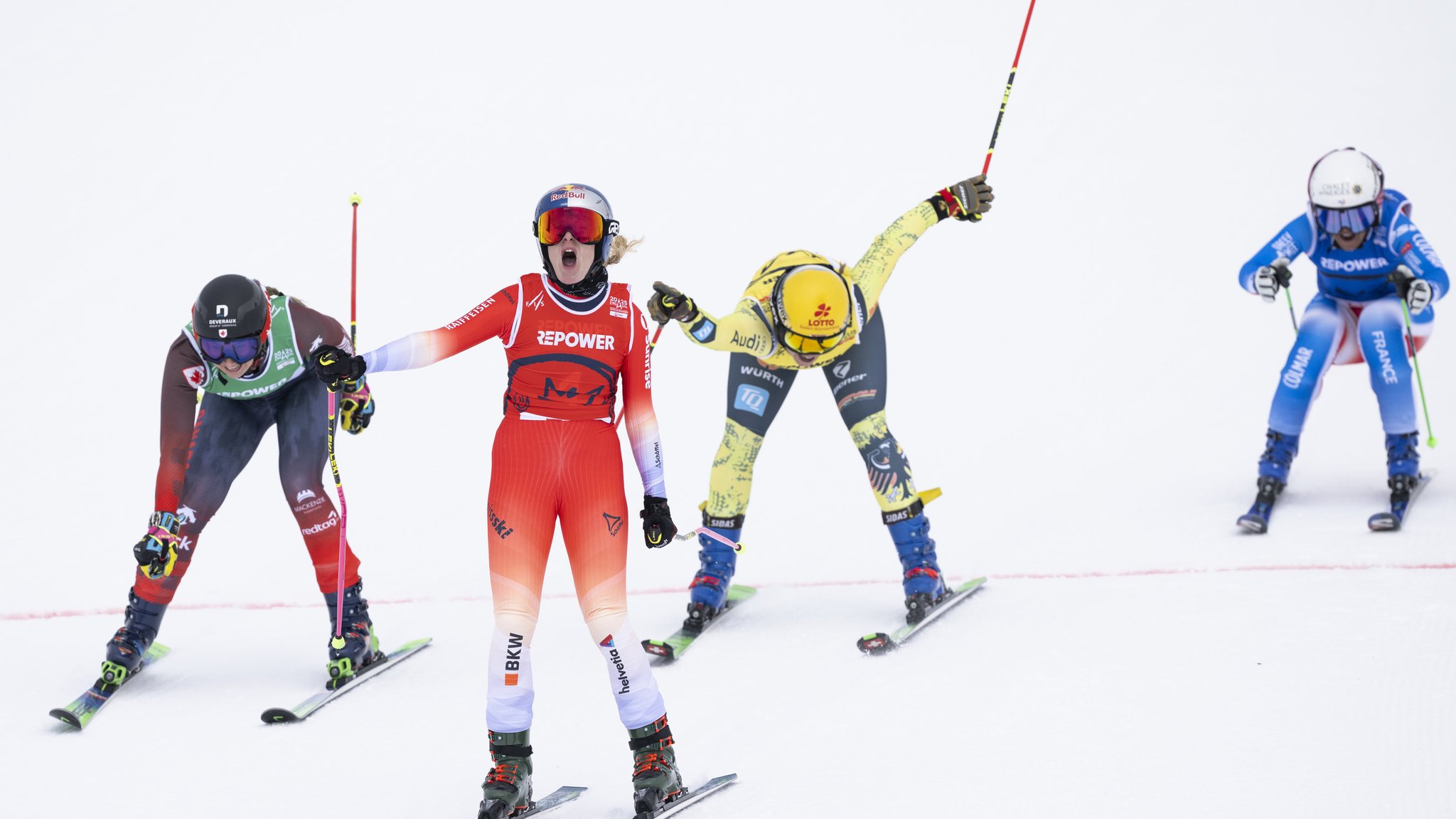 21.03.2025, Schweiz, St. Moritz: Ski Freestyle: Weltmeisterschaft. Ski Cross, Damen, Finale.
Die Schweizerin Fanny Smith (M) gewinnt vor der Kanadierin Courtney Hoffos (l) der Deutschen Daniela Maier und der Französin Marielle Berger Sabbatel. Foto: Gian Ehrenzeller/KEYSTONE/dpa +++ dpa-Bildfunk +++