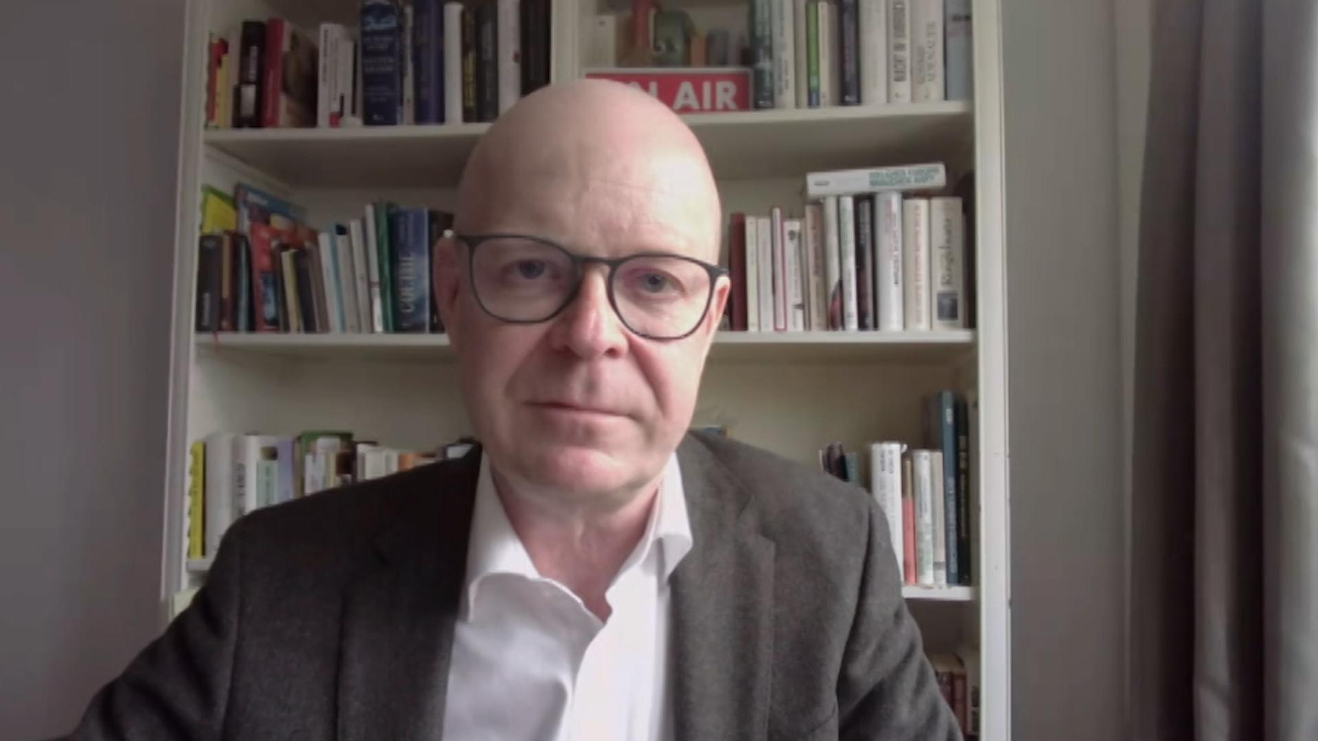 Heute haben die führenden Wirtschaftsforscher ihre früheren Prognosen wieder einkassiert und fürs laufende Jahr halbiert. BR-Wirtschaftsexperte Gabriel Wirth mit einer Einschätzung.